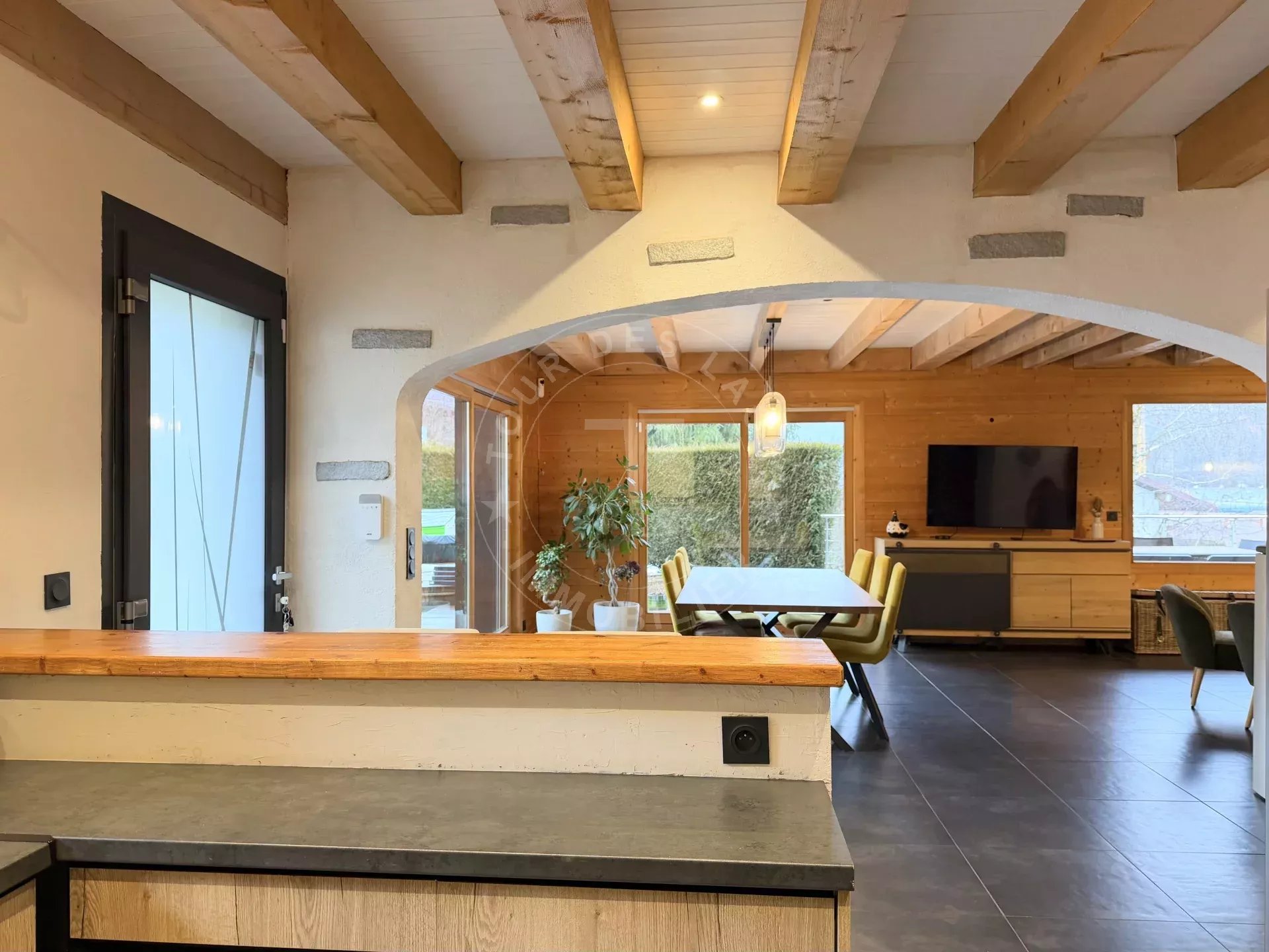 Chalet de 195 m2 habitables au calme, premières hauteurs de Thônes