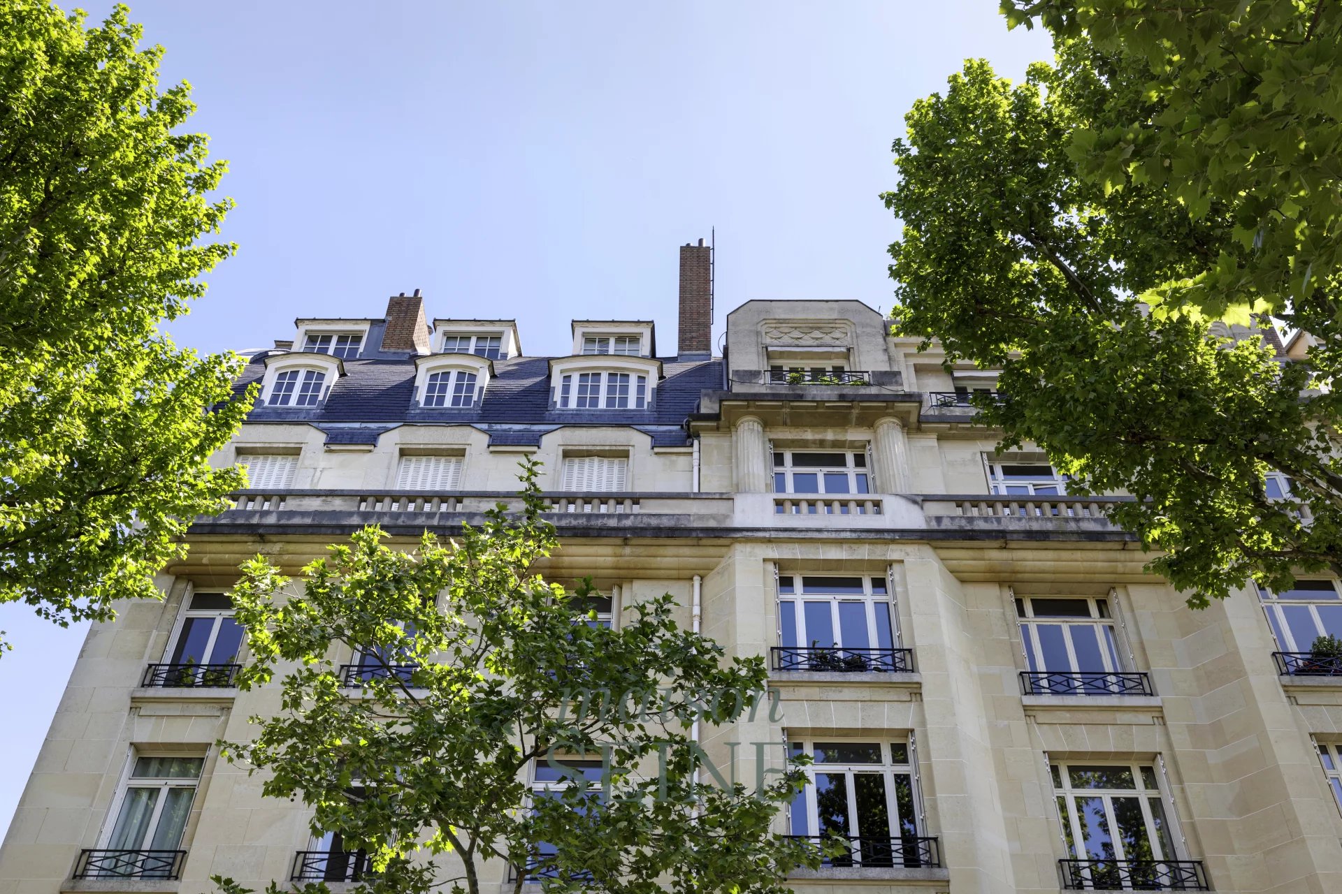 Exclusivité - Neuilly Full Pasteur - Ecole Bleue - Appartement étage élevé dans immeuble de grand standing - 2 chambres