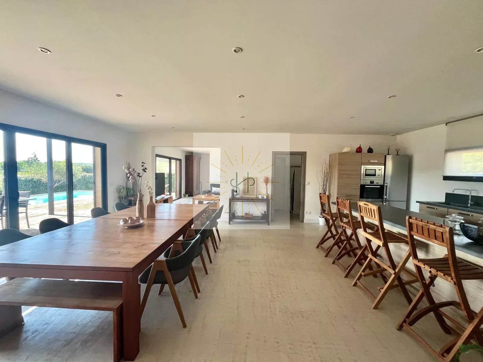 Villa contemporaine de plain-pied avec vue dégagée et piscine