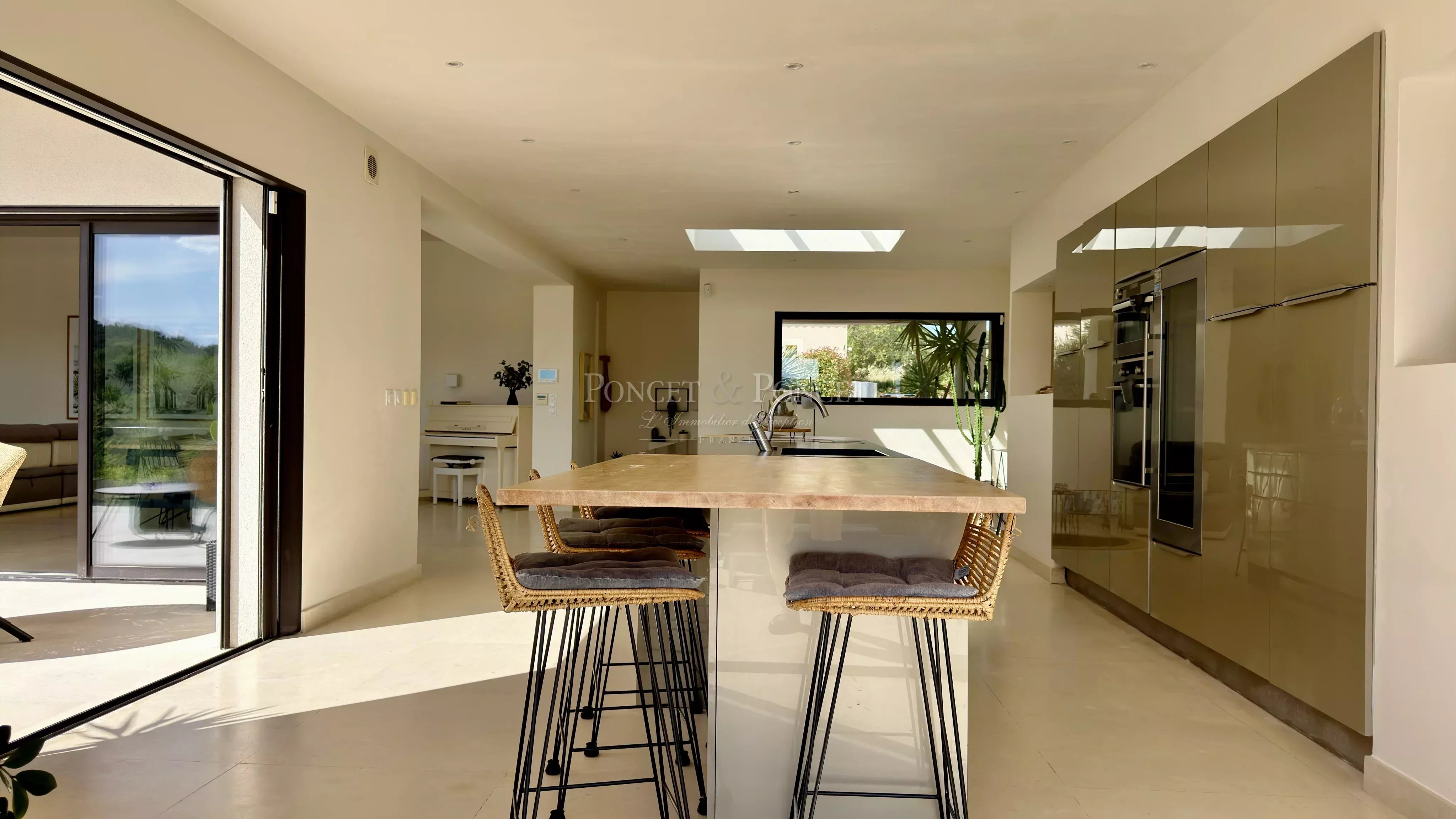 Villa contemporaine de plain pied avec avec vue panoramique sur les vignes et les collines environnantes