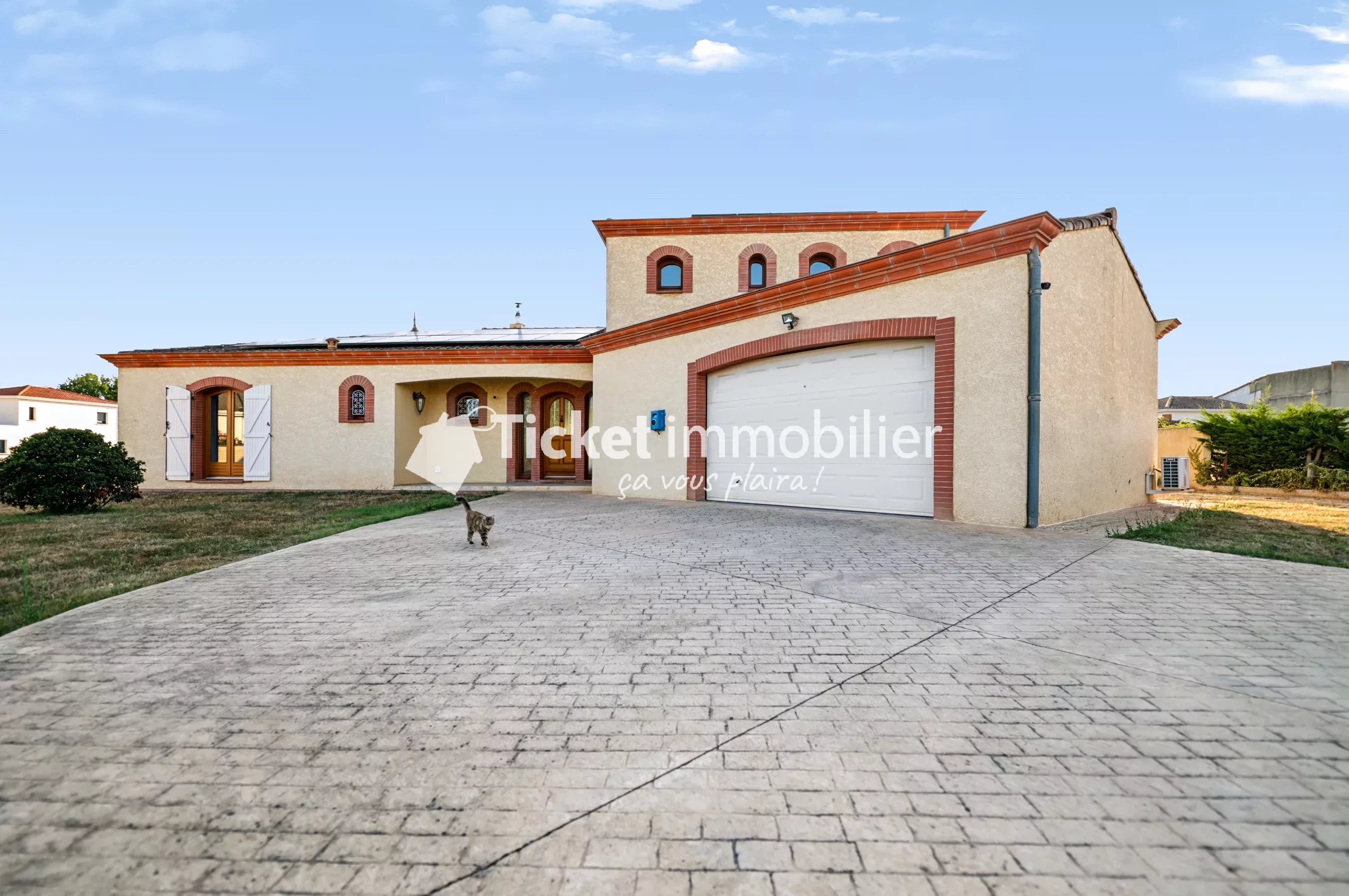 VILLA T6 215m2 TERRAIN 5558m2 CONSTRUCTIBLE, PISCINE AU SEL LINER NEUF, AQUATHERMIE 2 PUITS, 4KW PANNEAUX, DOUBLE VERANDA 72m2, CHAUFFAGE SOL, CAVE A VIN, VUE PYRENEES ETC ...
