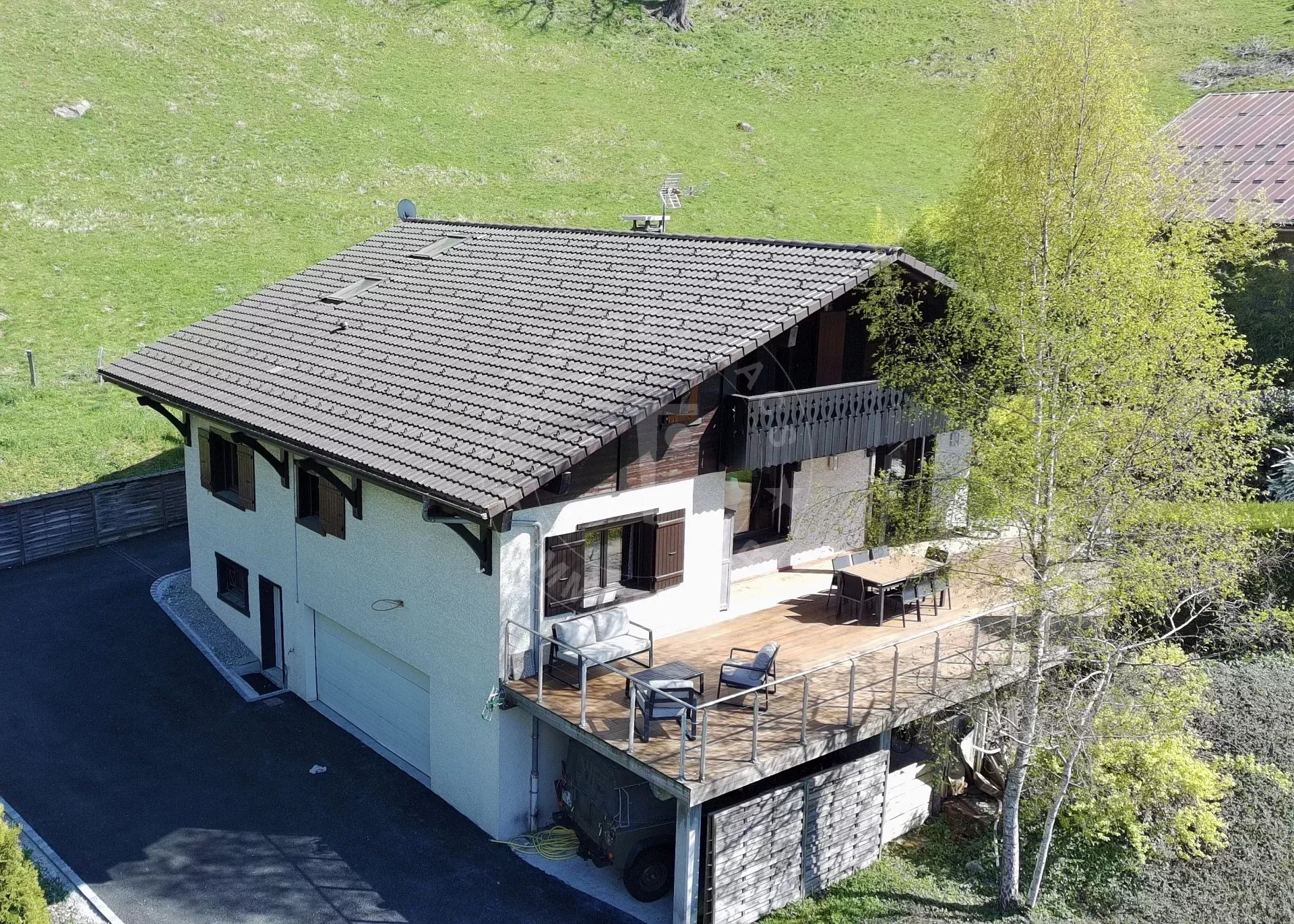 Chalet de 195 m2 habitables au calme, premières hauteurs de Thônes