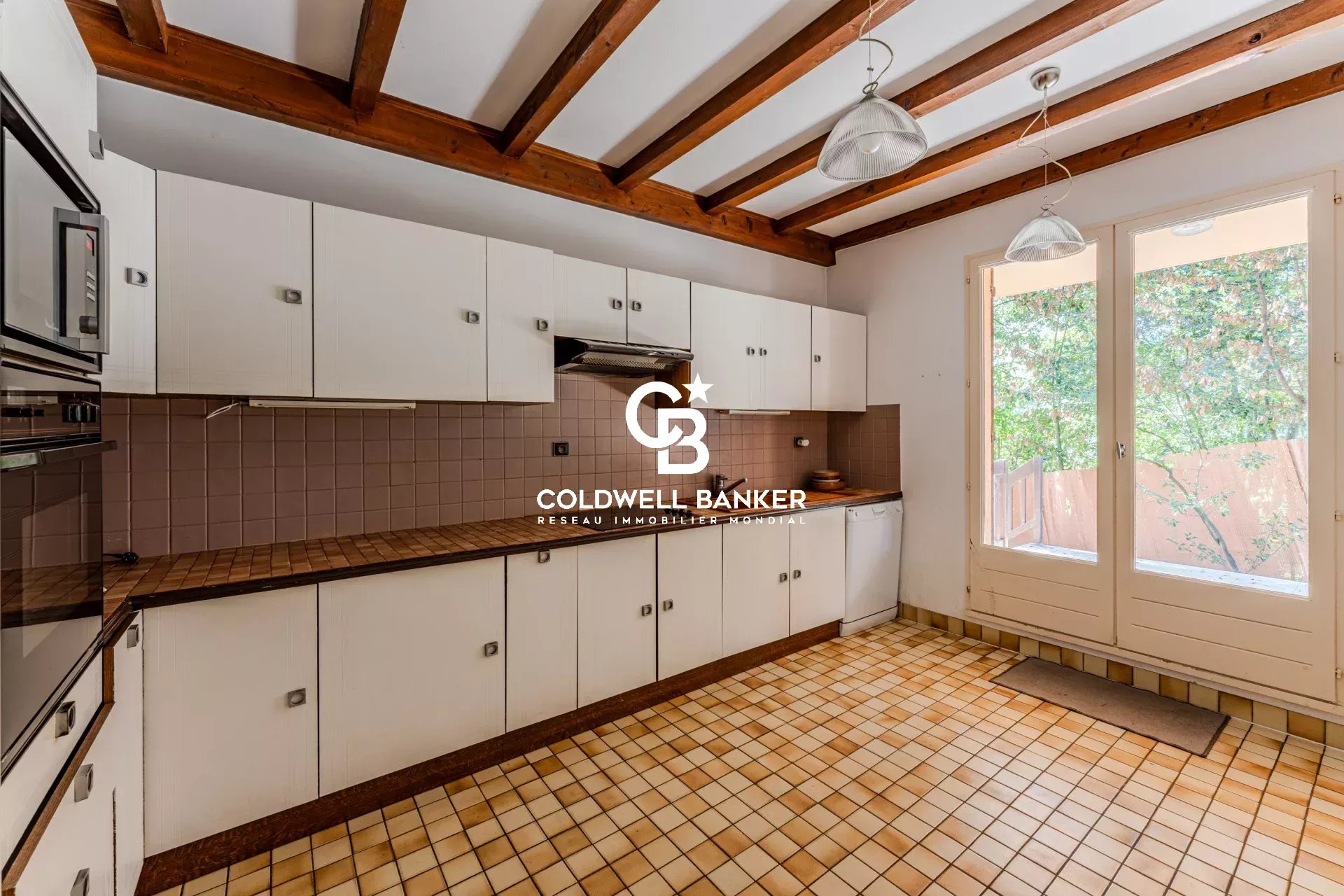 Guesthouse Opportunity – Triplex with 6 Suites – Near Pereire