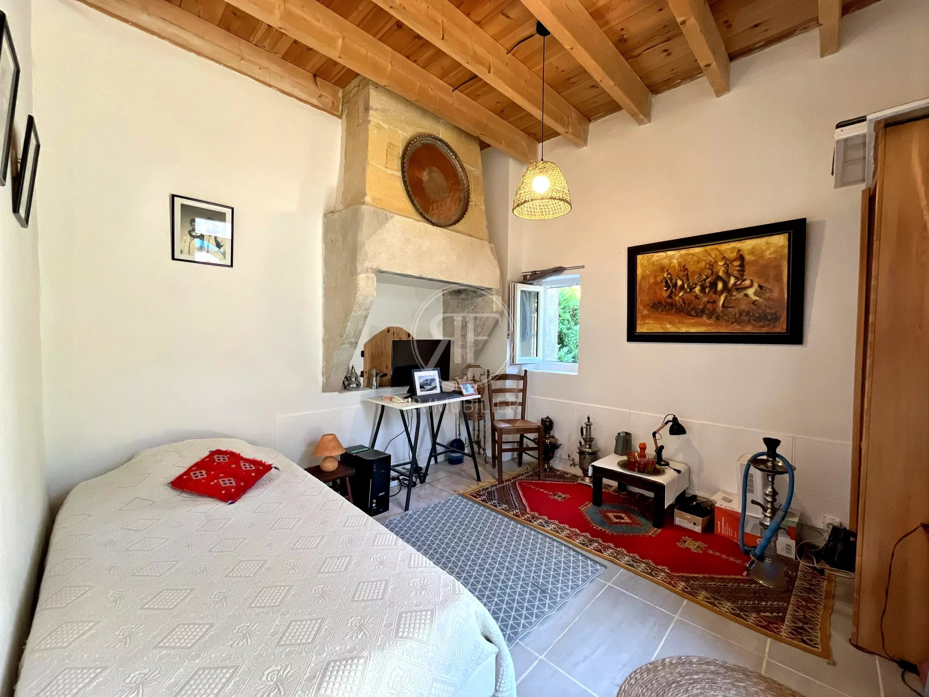Maison familiale + dépendances avec jardin et piscine