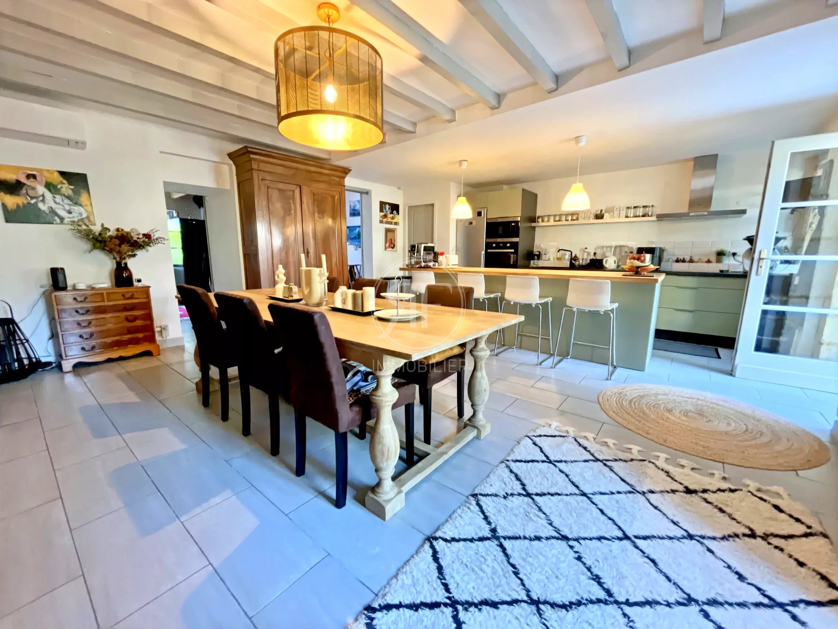 Maison familiale + dépendances avec jardin et piscine