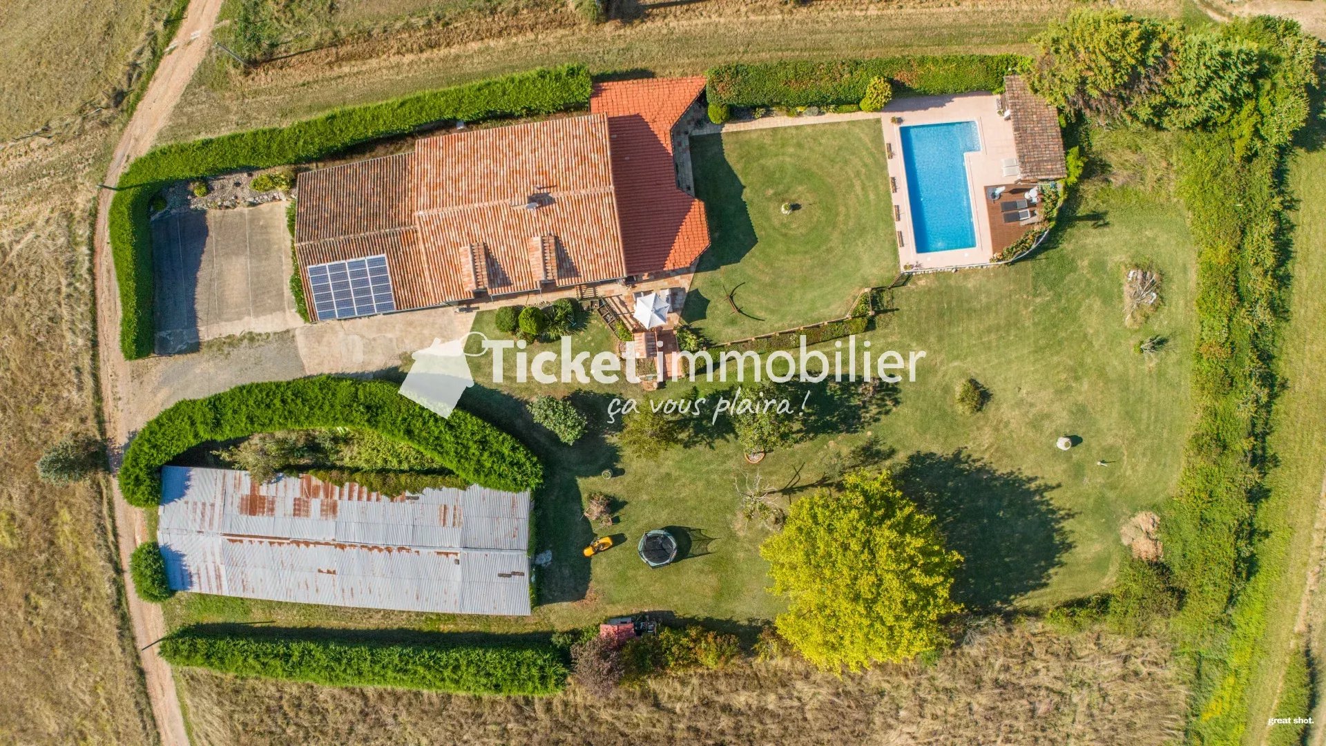 THIL - Maison T5 de 226m2 avec piscine, terrain de 9000m2 et dépendance à rénover