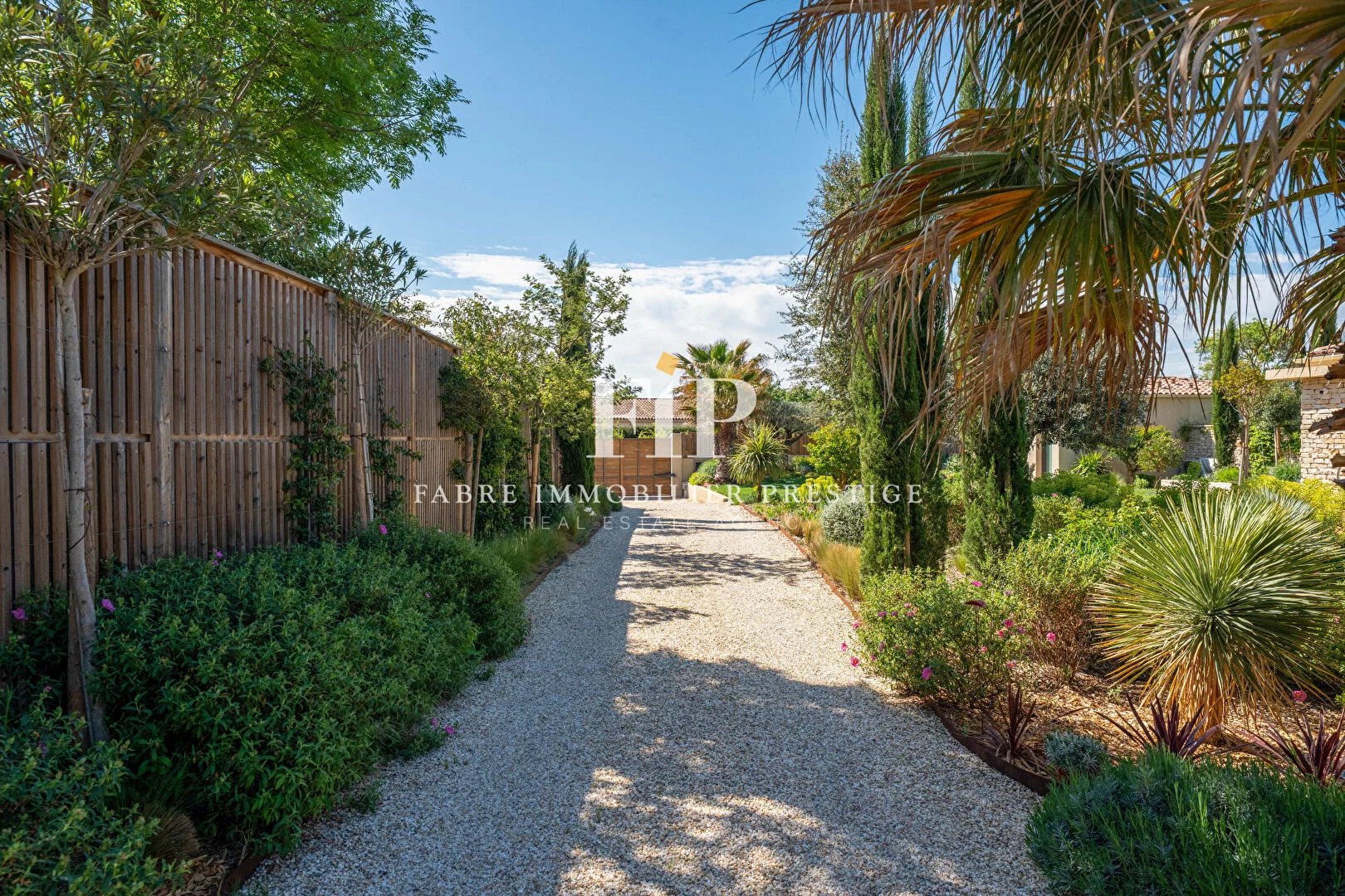 Maison contemporaine de 230m2 environ récente à 10min du centre d' Aix-en-Provence (sud/ouest)