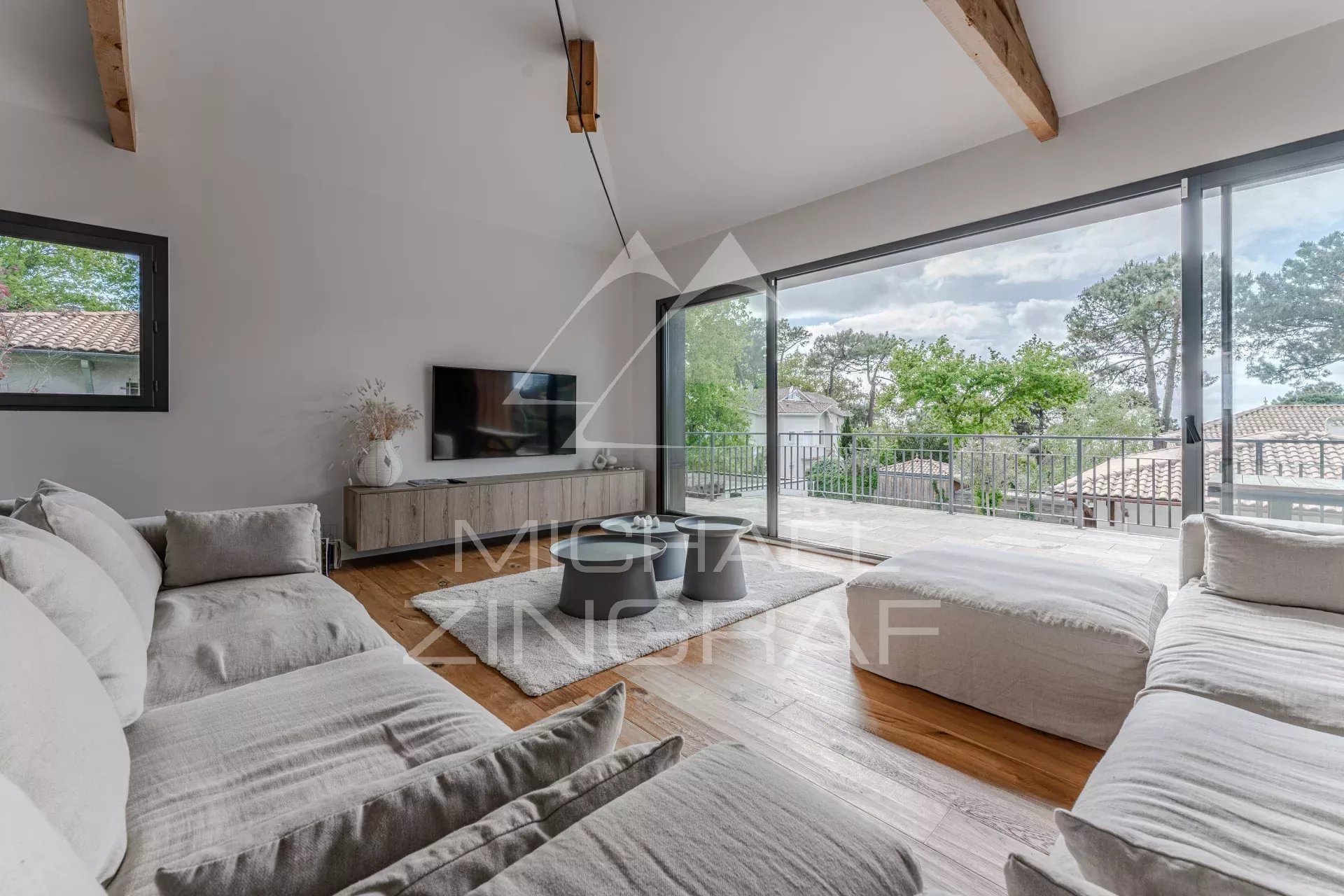 HAUT PYLA, VILLA WITH VIEW ON BASIN