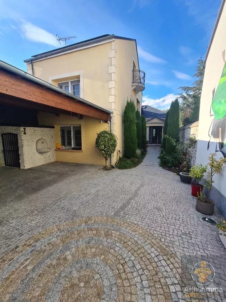 Maison de 230 m2 aux belles prestations,  proche Beaugency