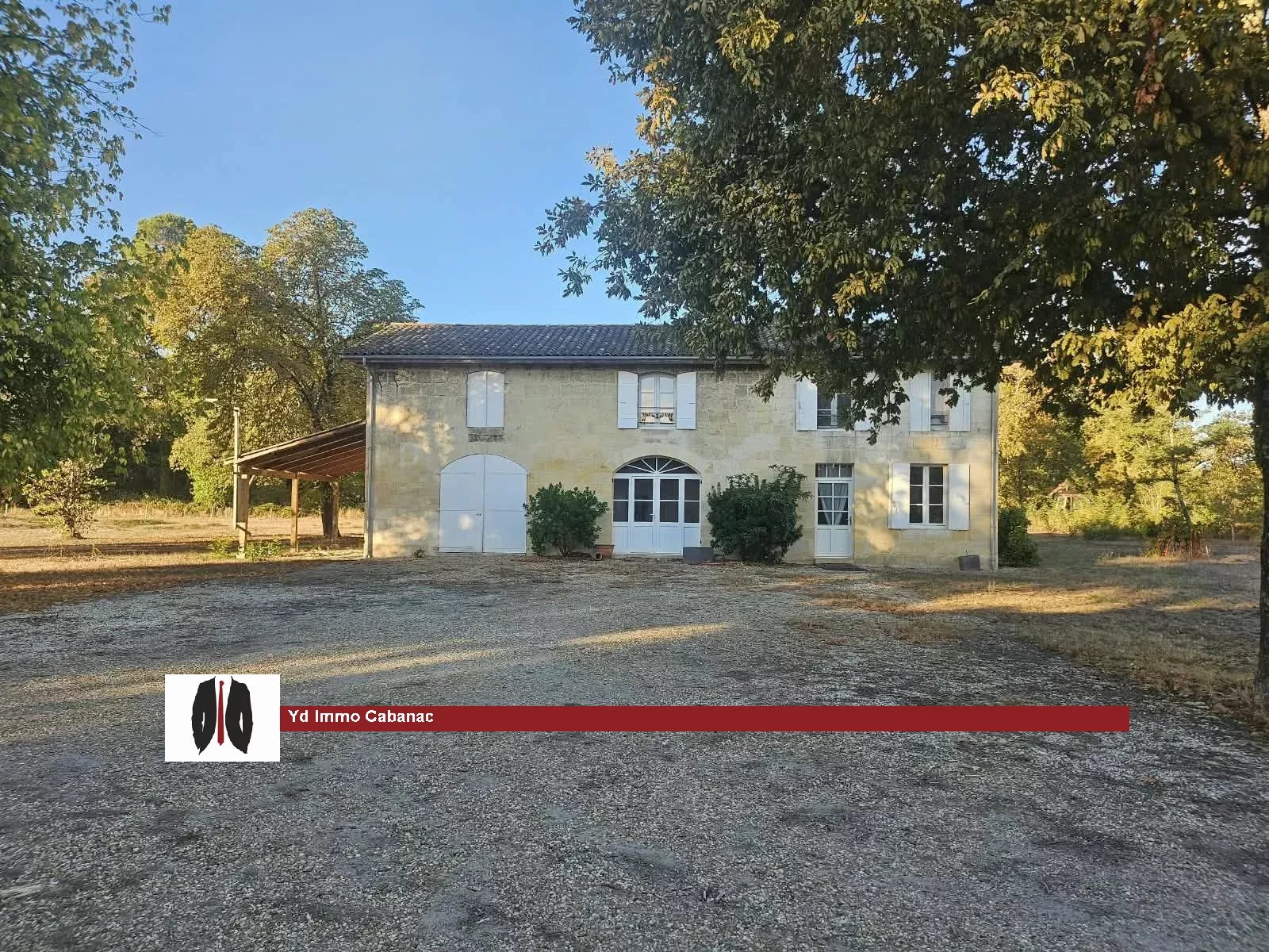À LOUER – Propriété de caractère en pierre avec maison principale, maison de gardien et vaste terrain