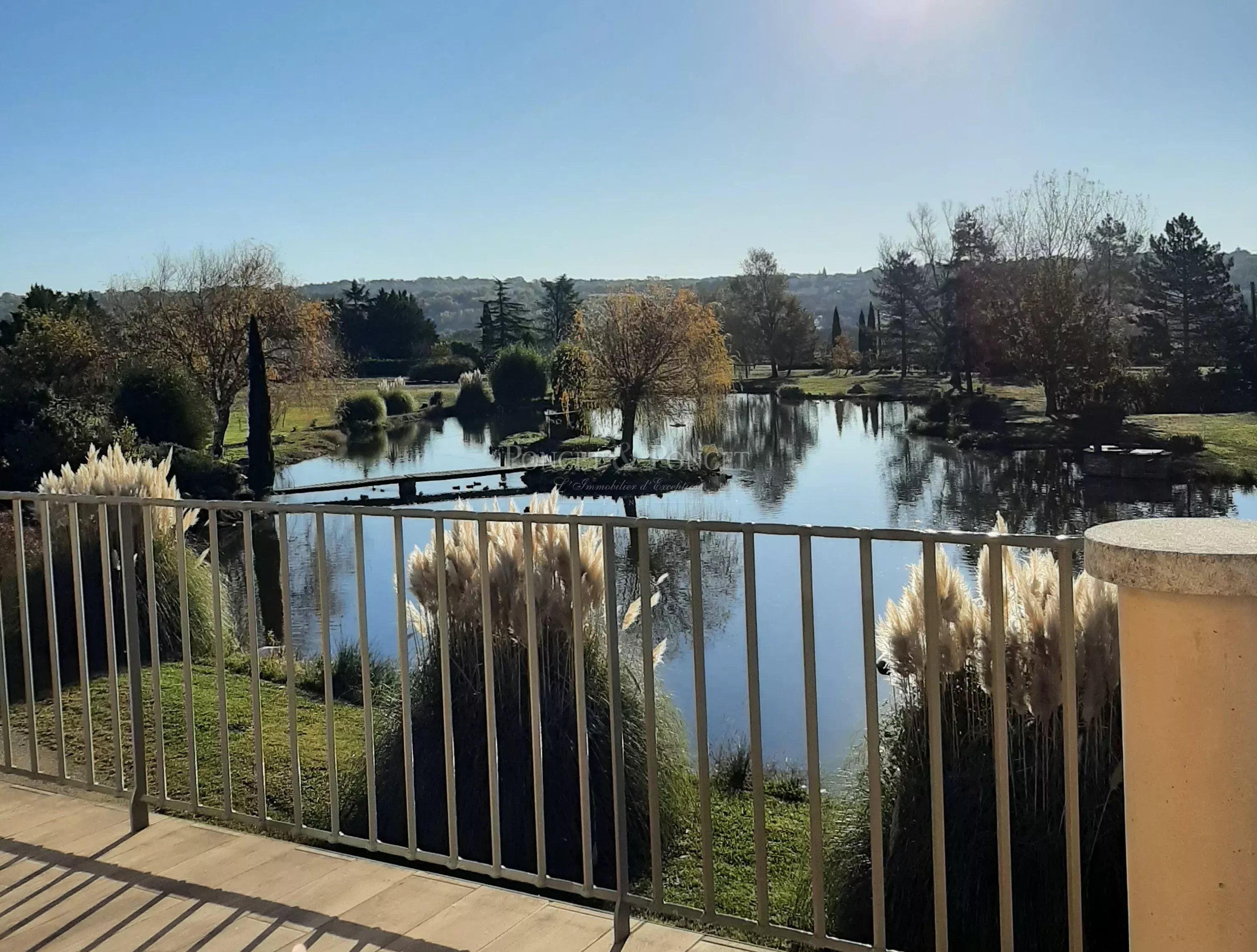 3 maisons sur une vaste propriété de 8 hectares