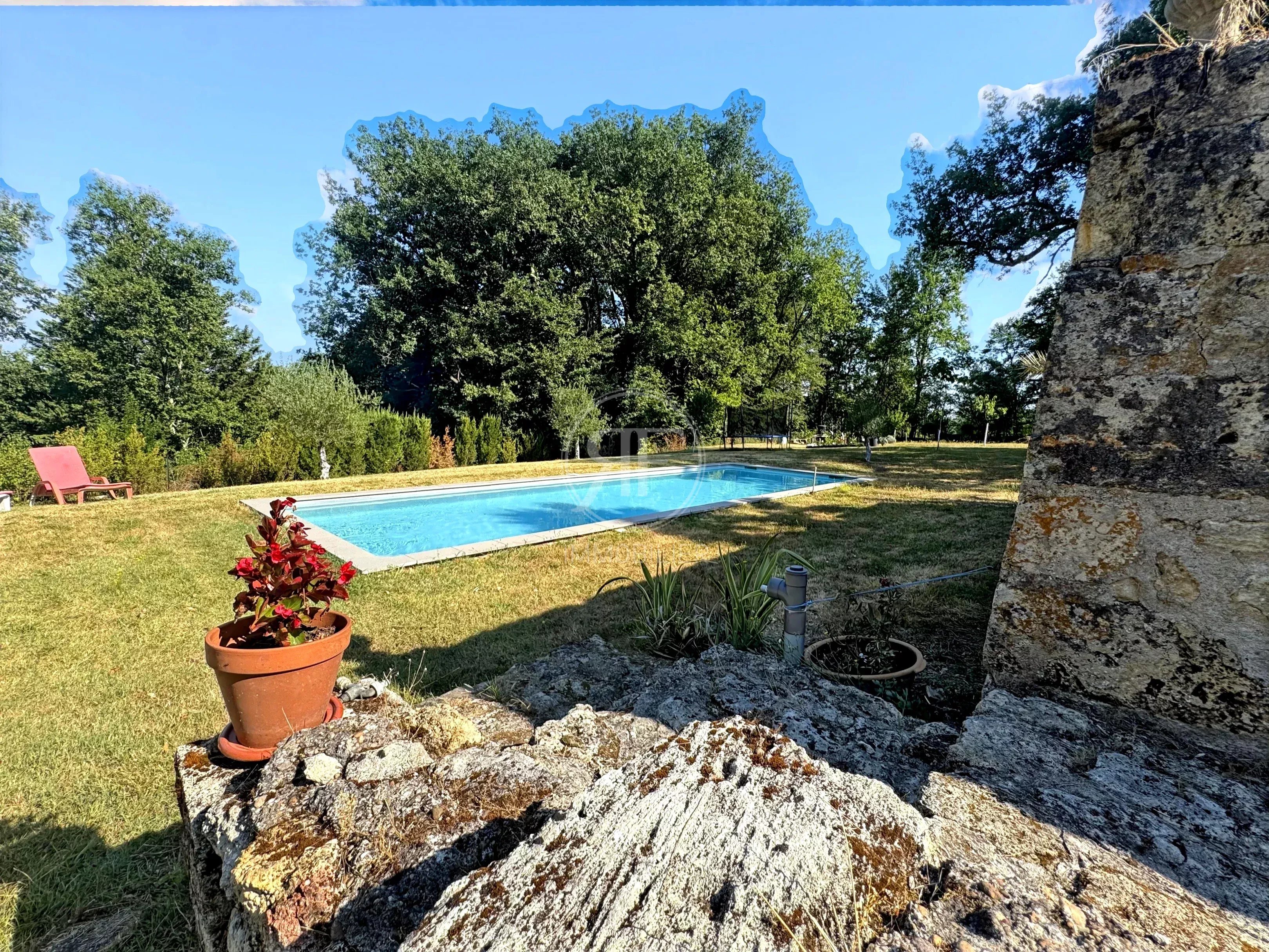 Maison familiale + dépendances avec jardin et piscine