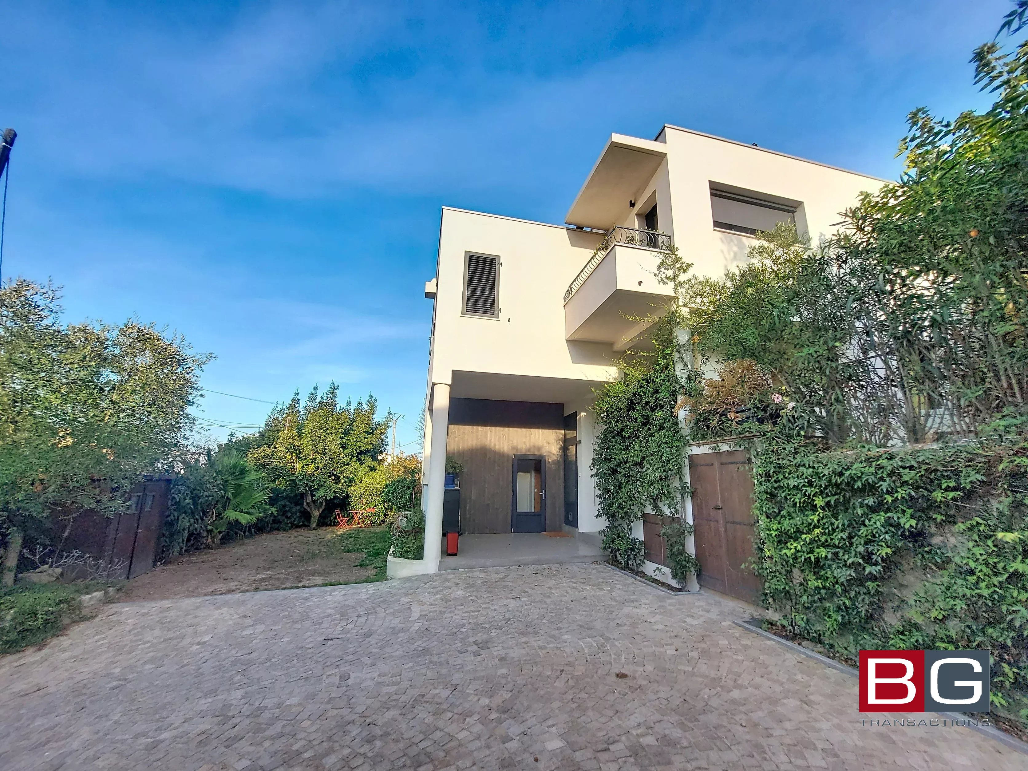 Vallauris "proche centre" Villa de style contemporain