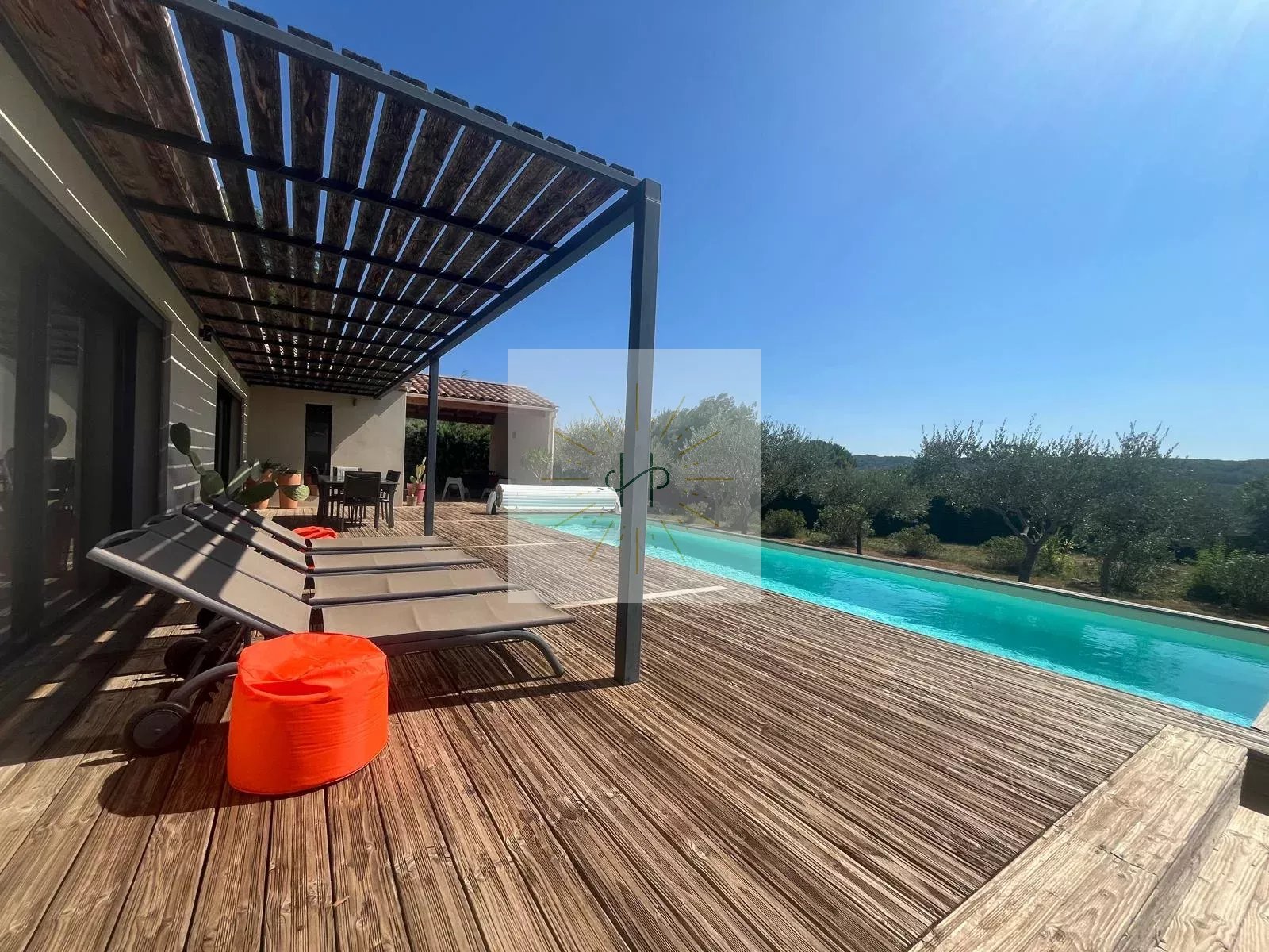 Villa contemporaine de plain-pied avec vue dégagée et piscine