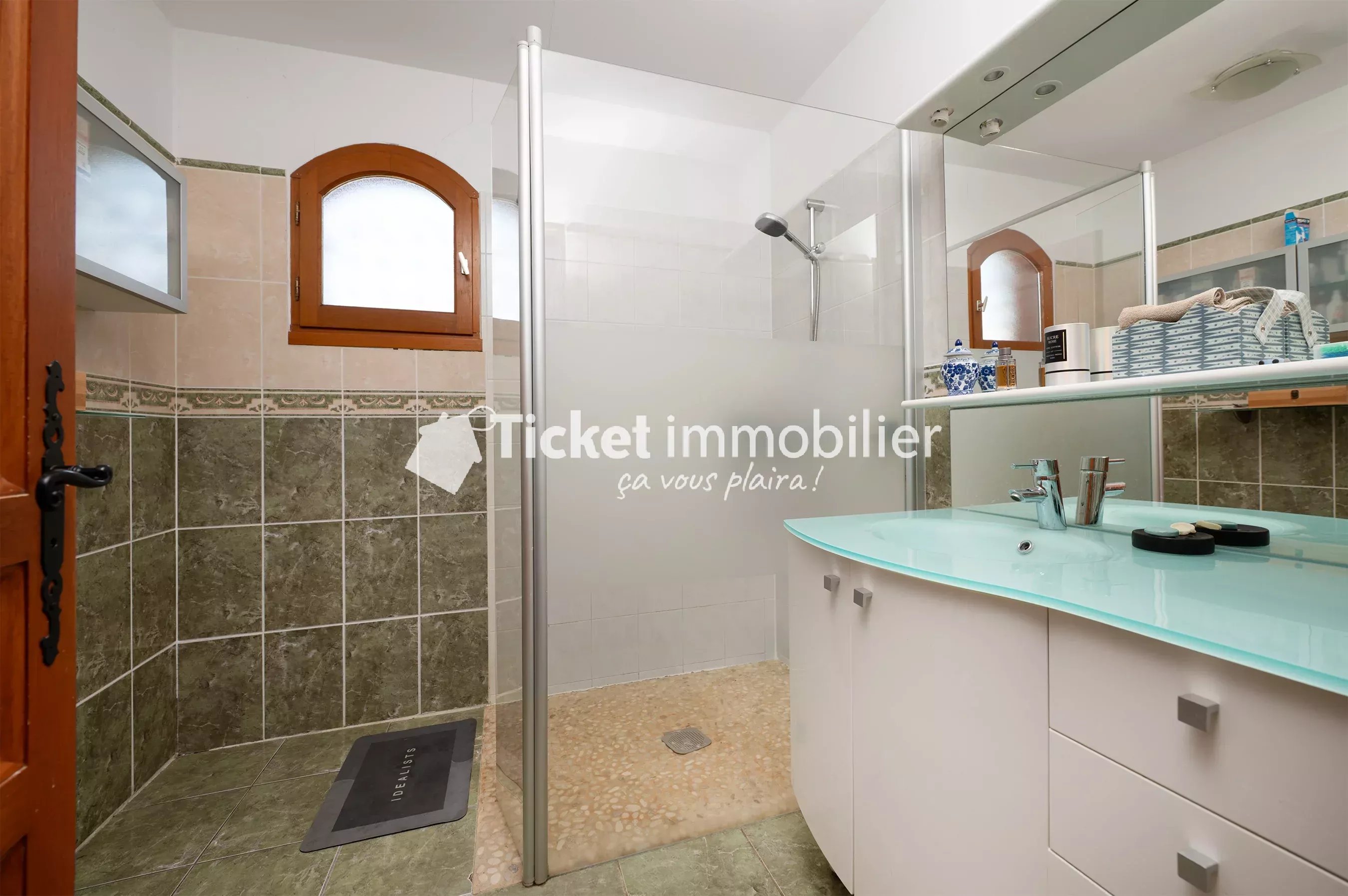 VILLA T6 215m2 TERRAIN 5558m2 CONSTRUCTIBLE, PISCINE AU SEL LINER NEUF, AQUATHERMIE 2 PUITS, 4KW PANNEAUX, DOUBLE VERANDA 72m2, CHAUFFAGE SOL, CAVE A VIN, VUE PYRENEES ETC ...