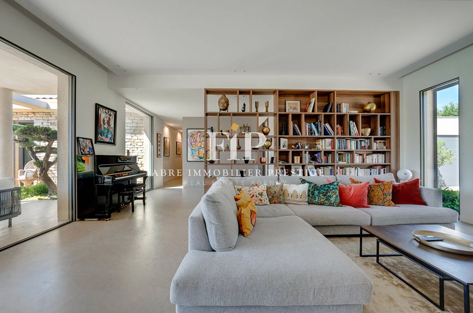 Maison contemporaine de 230m2 environ récente à 10min du centre d' Aix-en-Provence (sud/ouest)