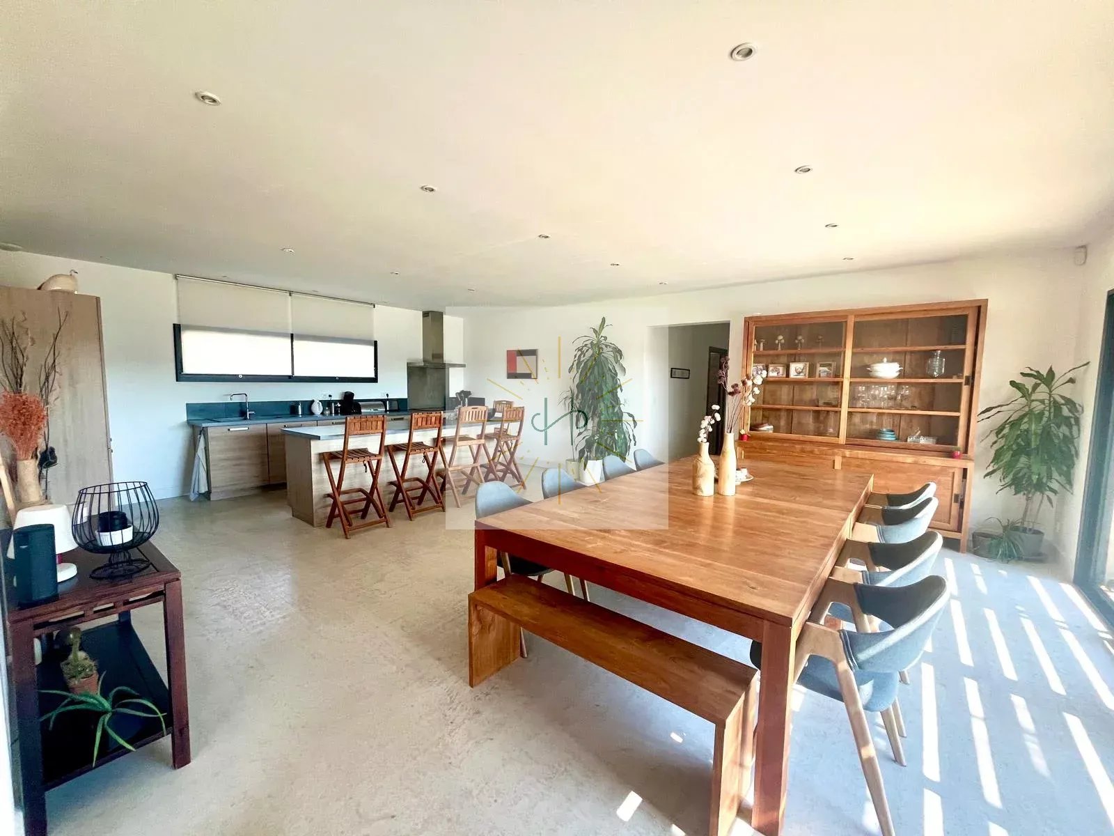 Villa contemporaine de plain-pied avec vue dégagée et piscine