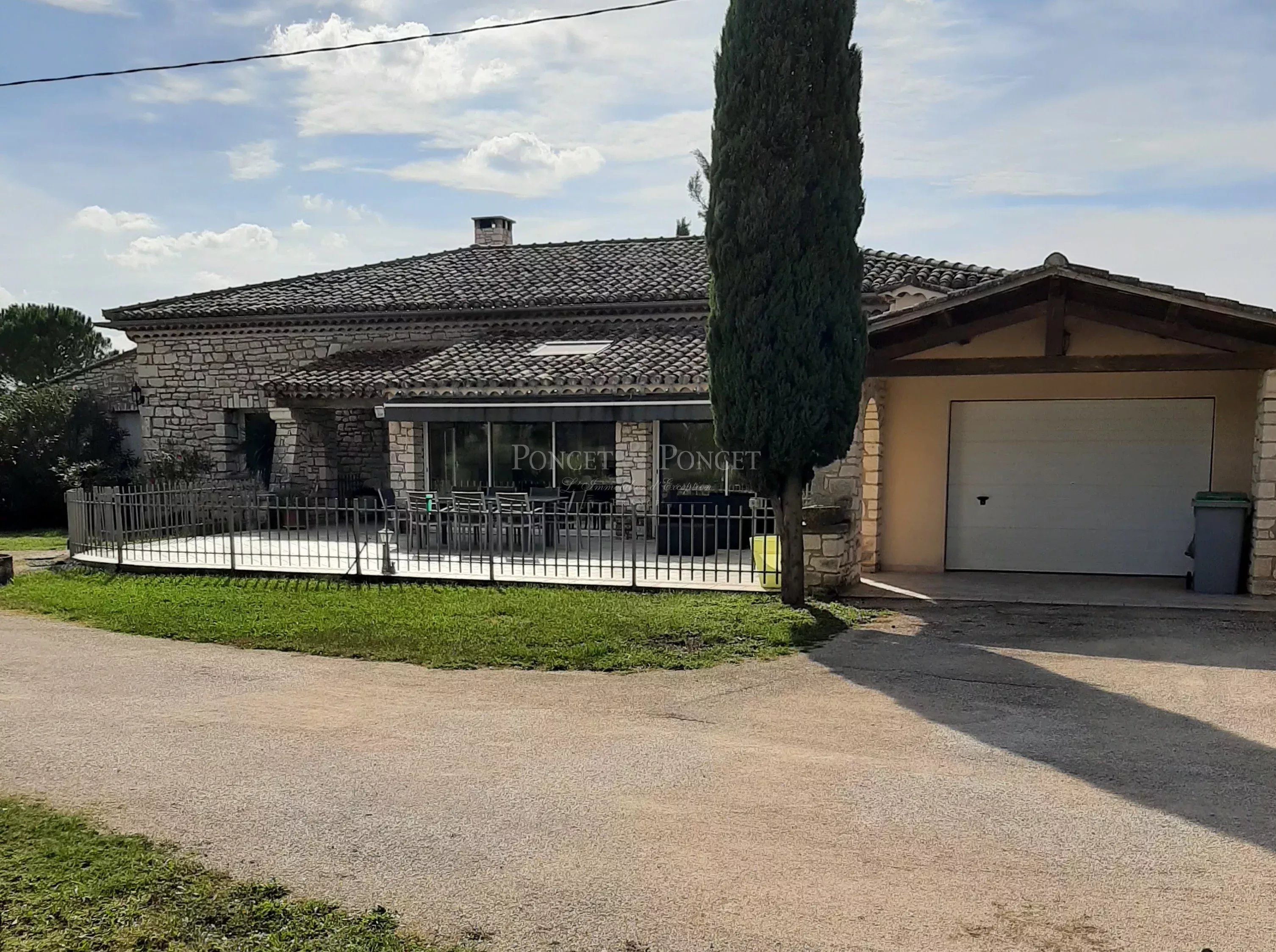 3 maisons sur une vaste propriété de 8 hectares