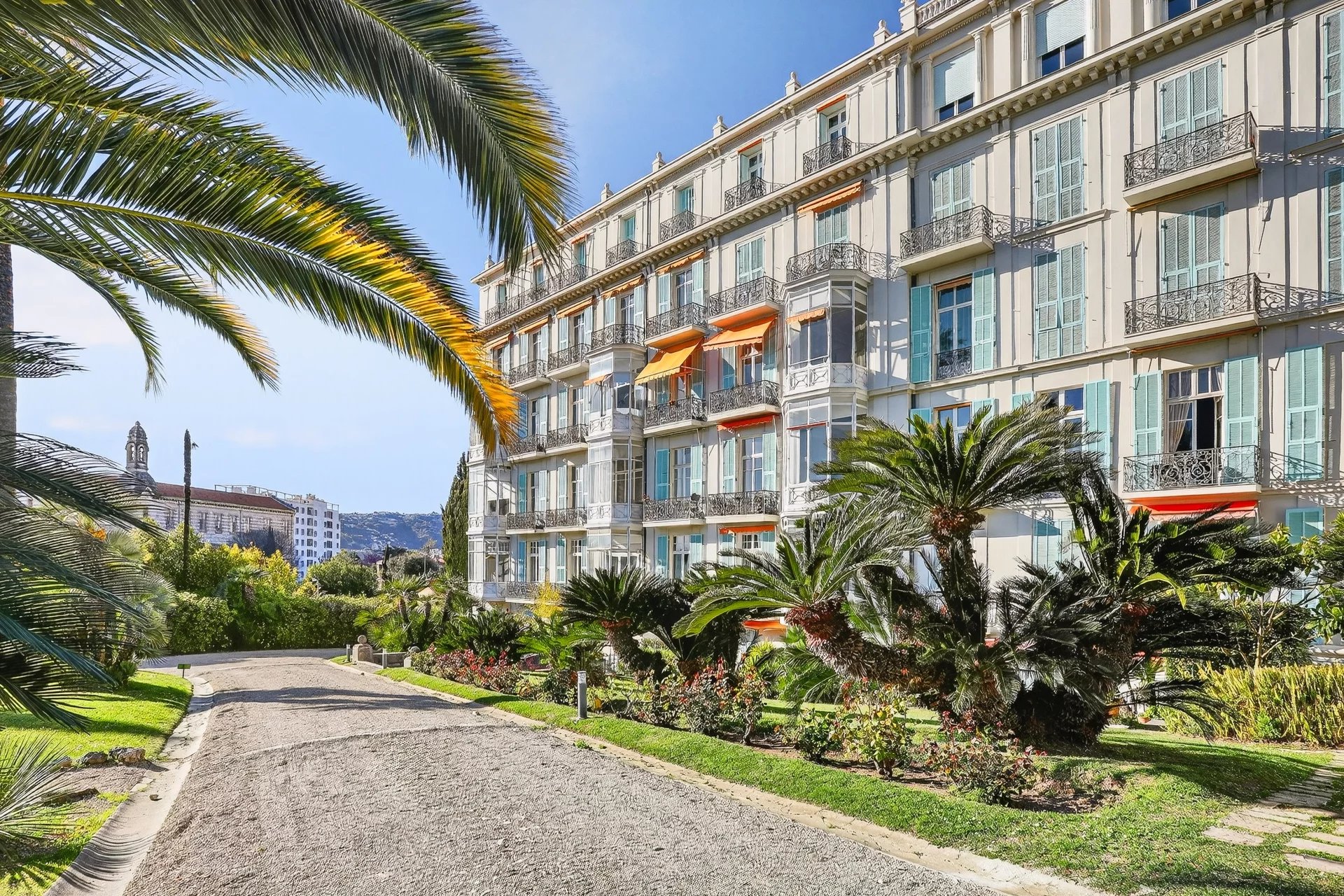 Dernier étage – Appartement de luxe rénové avec vue mer panoramique