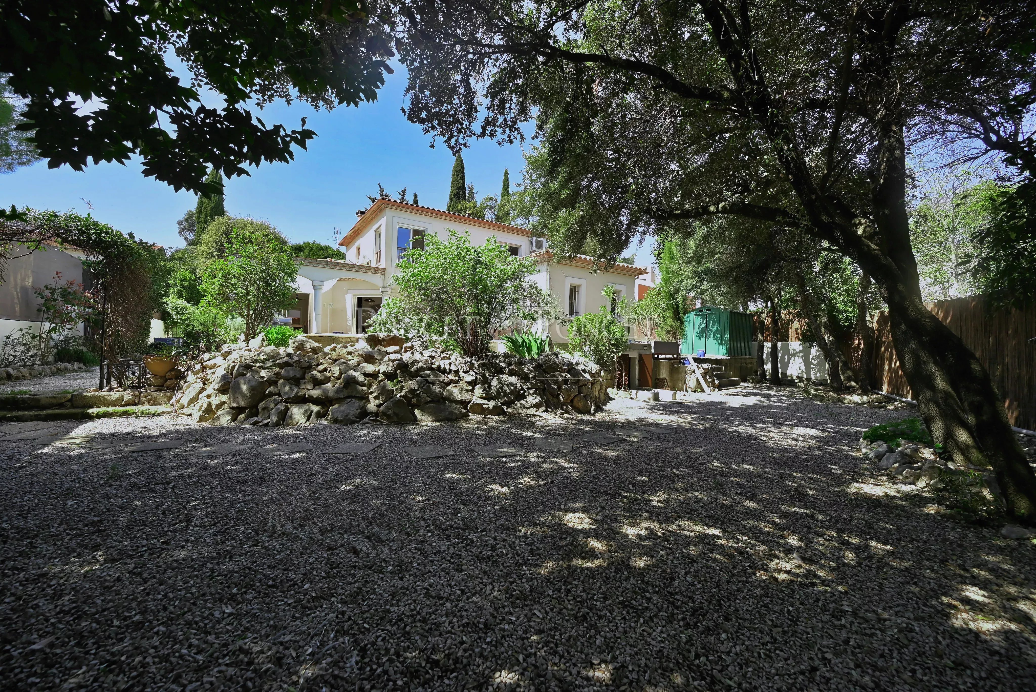 Villa récente rénovée avec élégance.