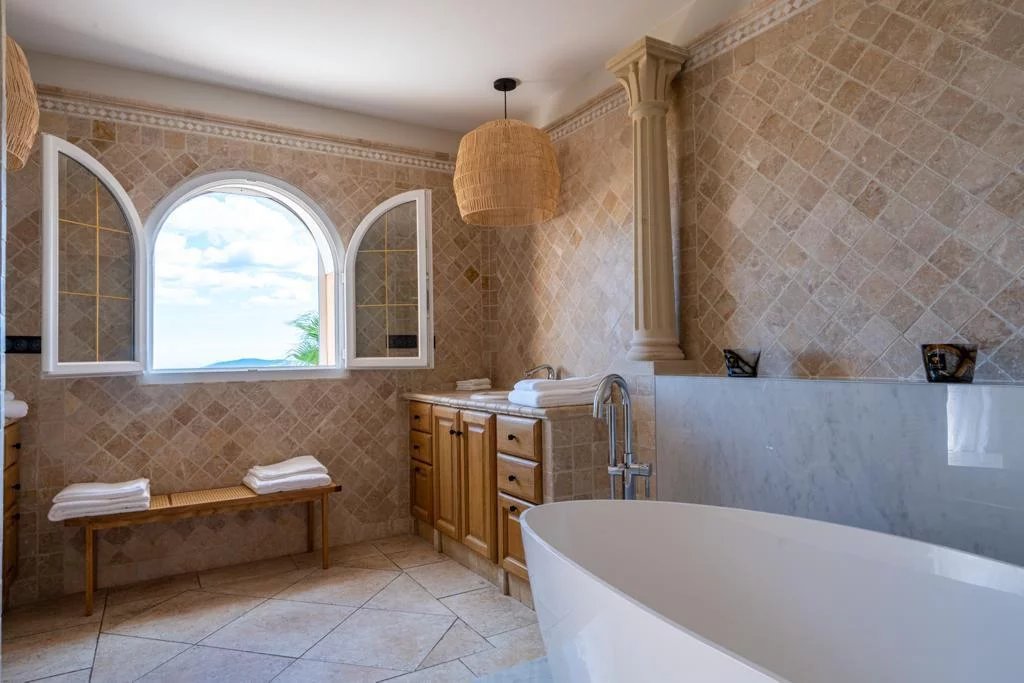 SUPERBE MAISON HAUT GRIMAUD