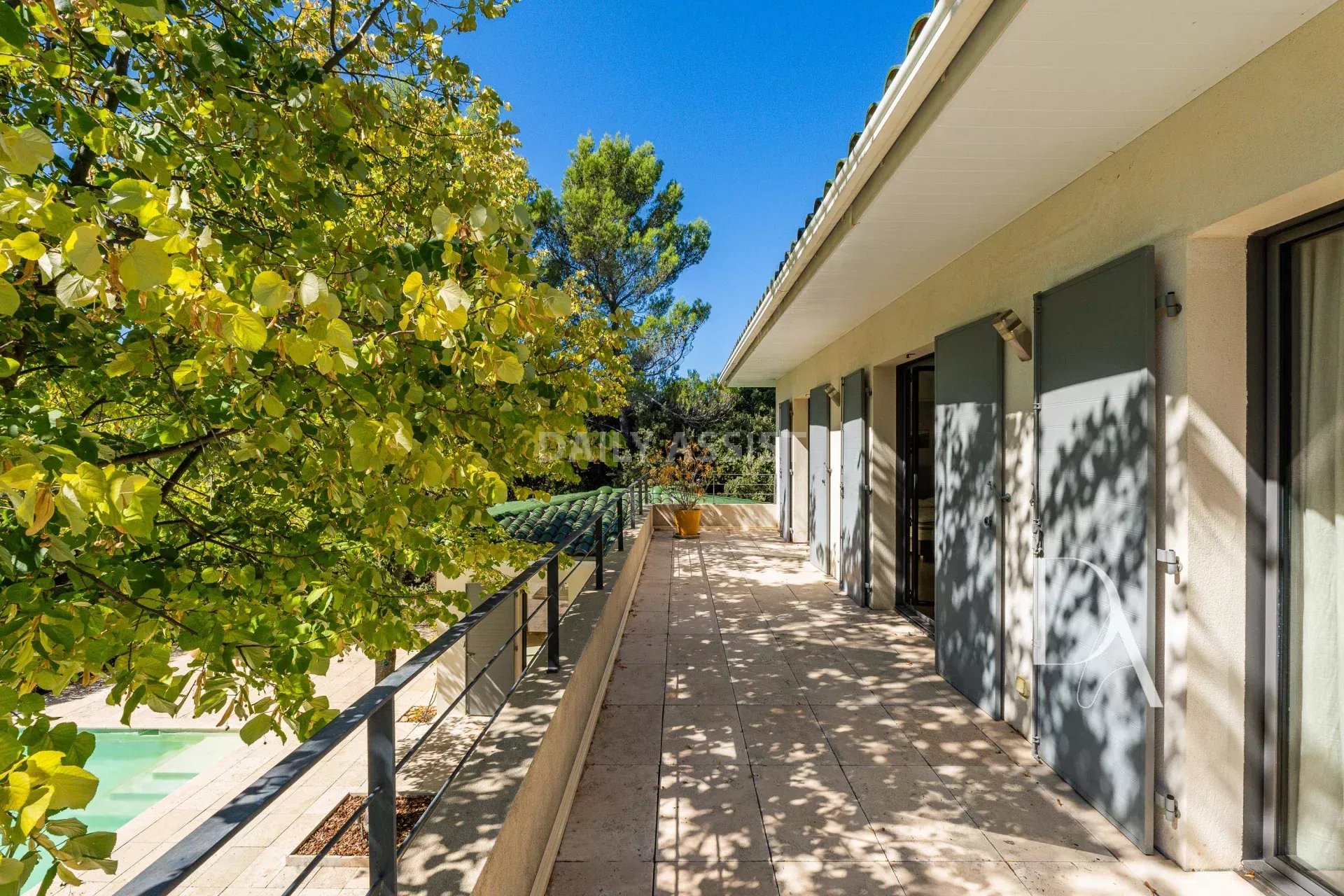 Villa contemporaine avec piscine à Saint-Marc-Jaumegarde – 214 m² au cœur d’un parc de 4 000 m²