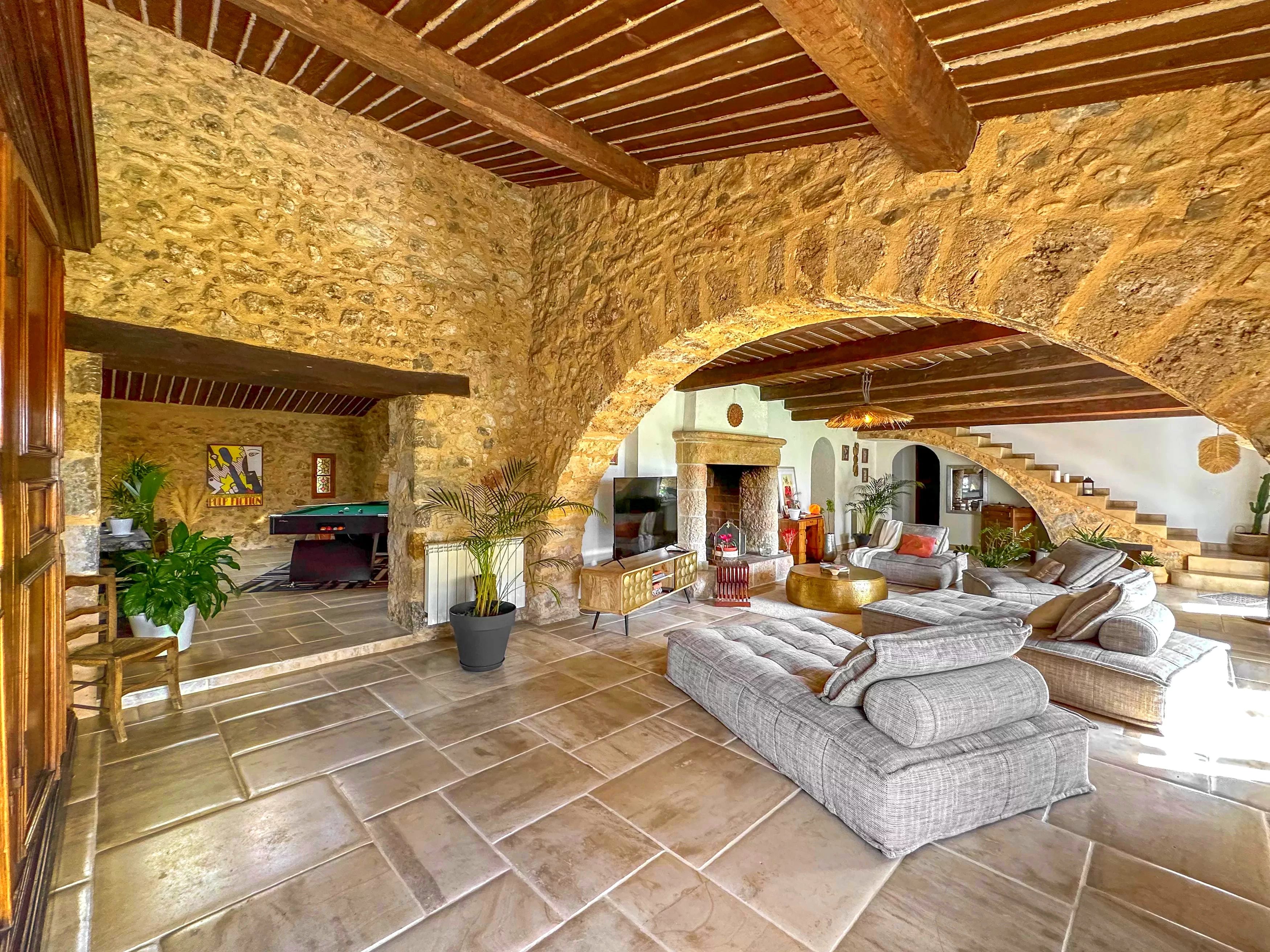 Canton de Fayence – Élégante Bergerie du XVIIe siècle avec Piscine & Dépendances