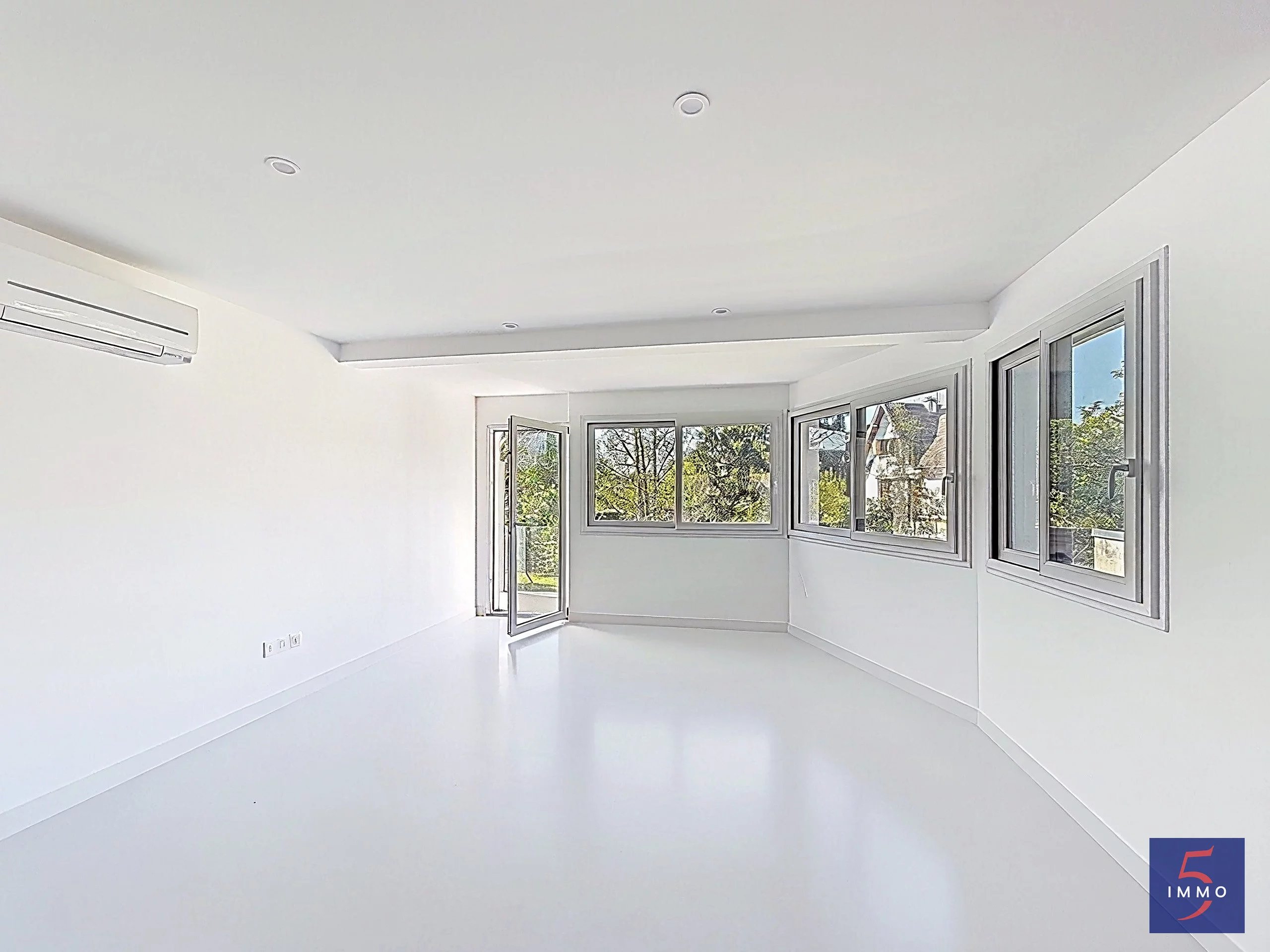 Maison d’architecte 2025 – 5 chambres – Volumes et prestations de qualité