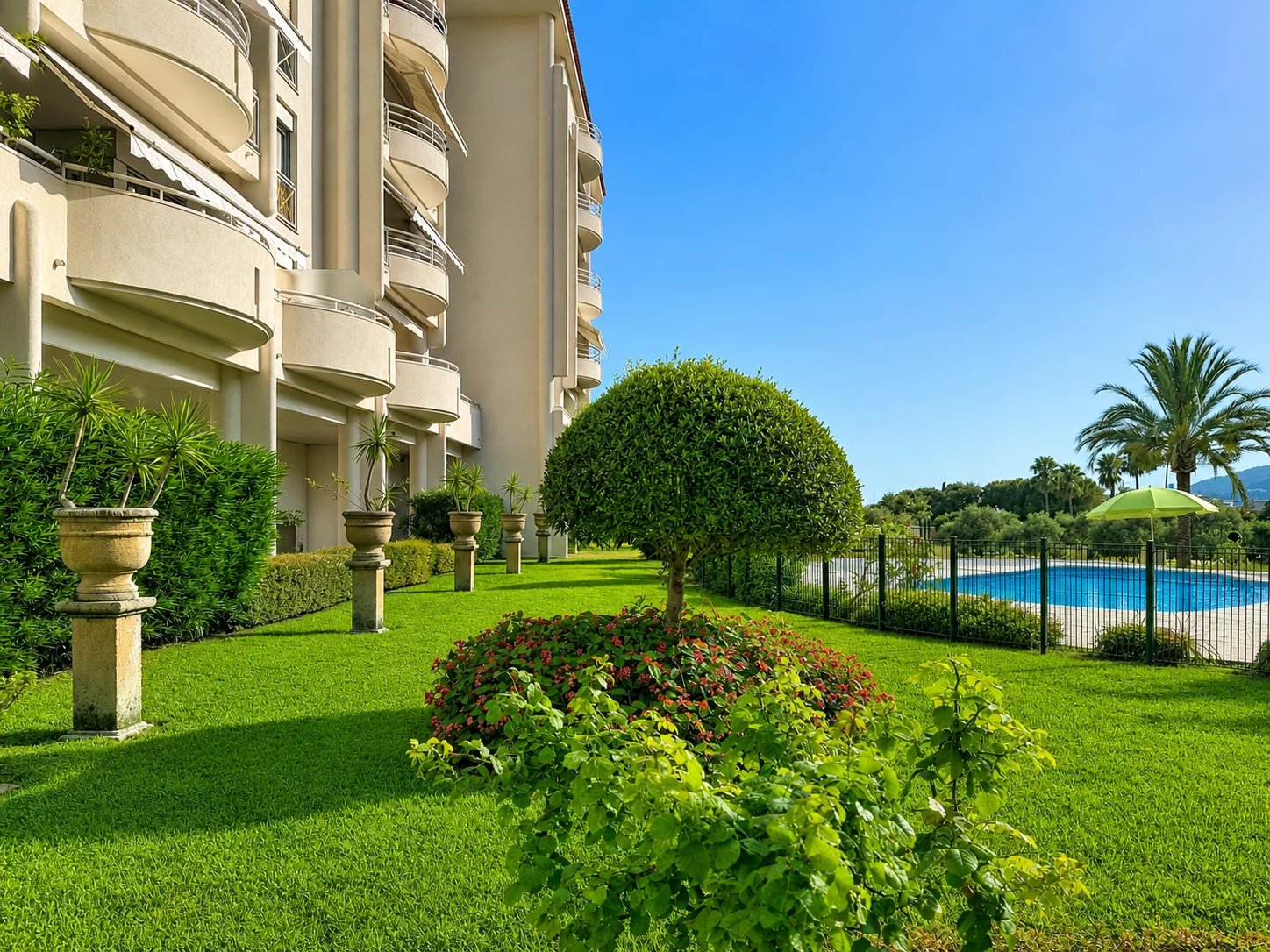 JUAN LES PINS - ENSEMBLE DE DEUX APPARTEMENTS – 102M2 - PISCINE PARC