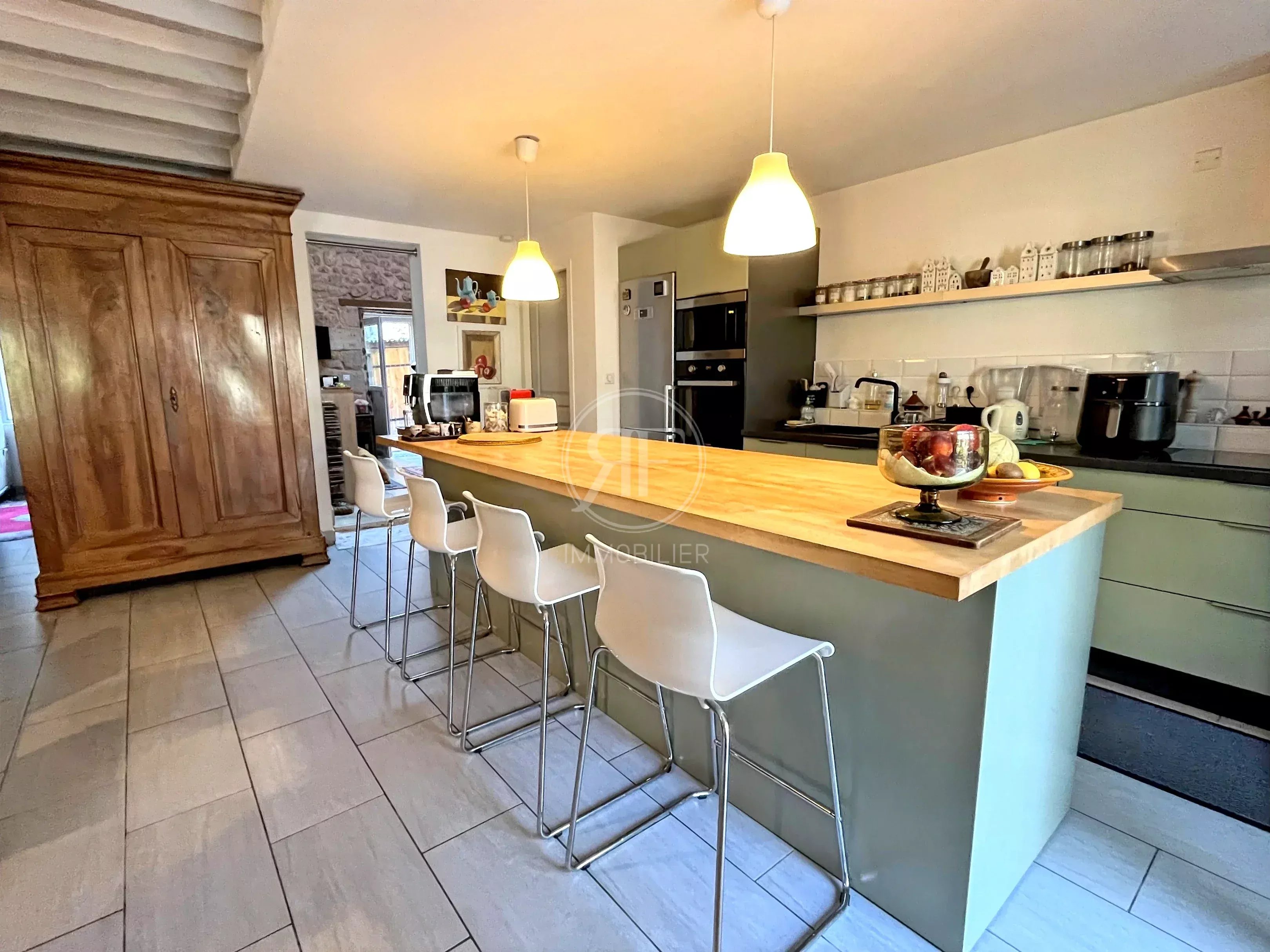 Maison familiale + dépendances avec jardin et piscine