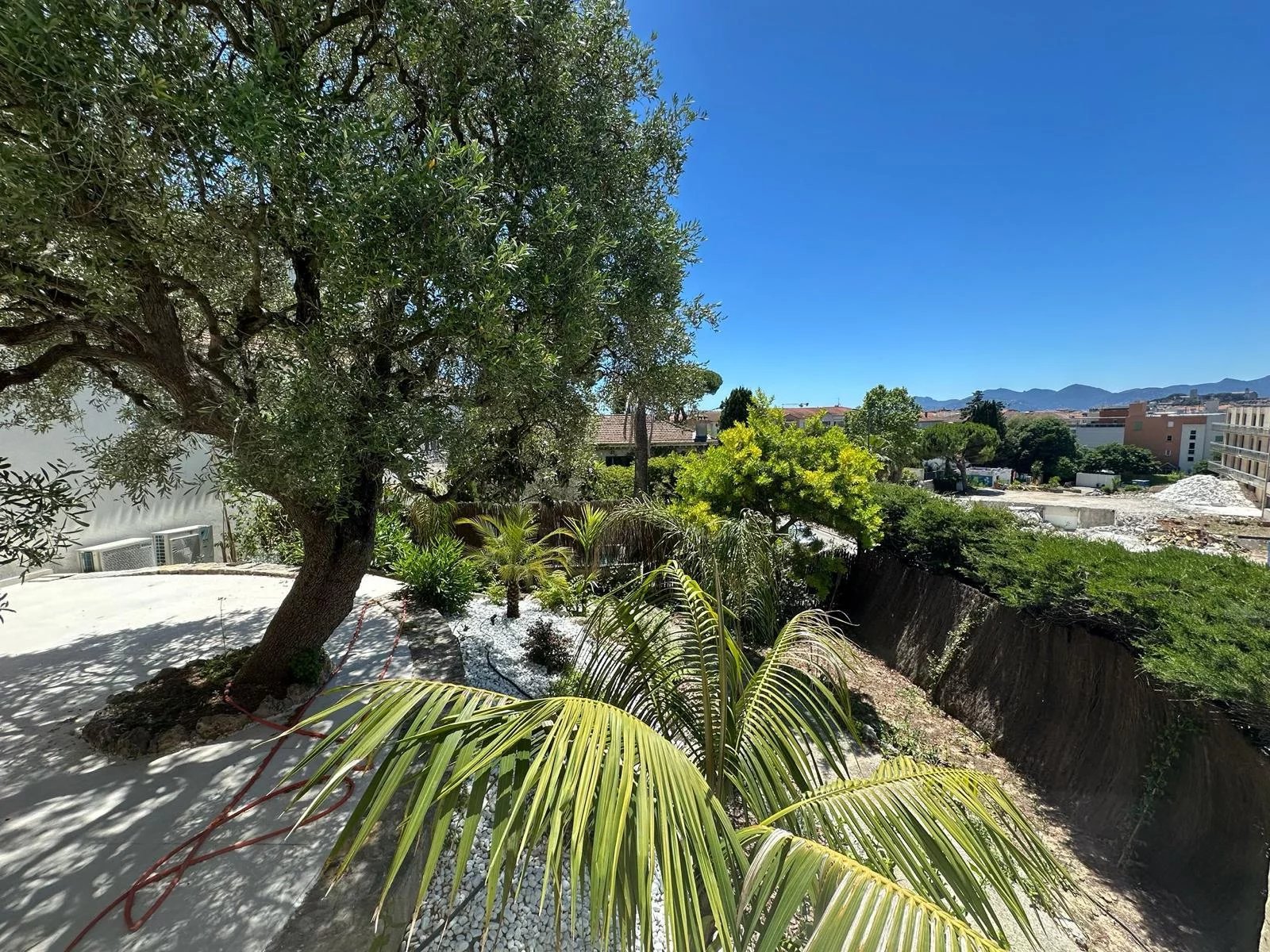 CANNES – MAISON BOURGEOISE – APPARTEMENT DE 165 m² – JARDIN PRIVATIF DE 260 m²