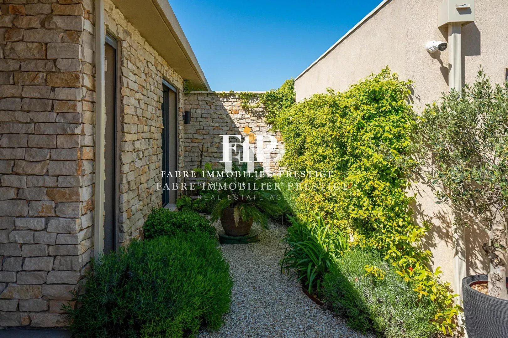 Maison contemporaine de 230m2 environ récente à 10min du centre d' Aix-en-Provence (sud/ouest)