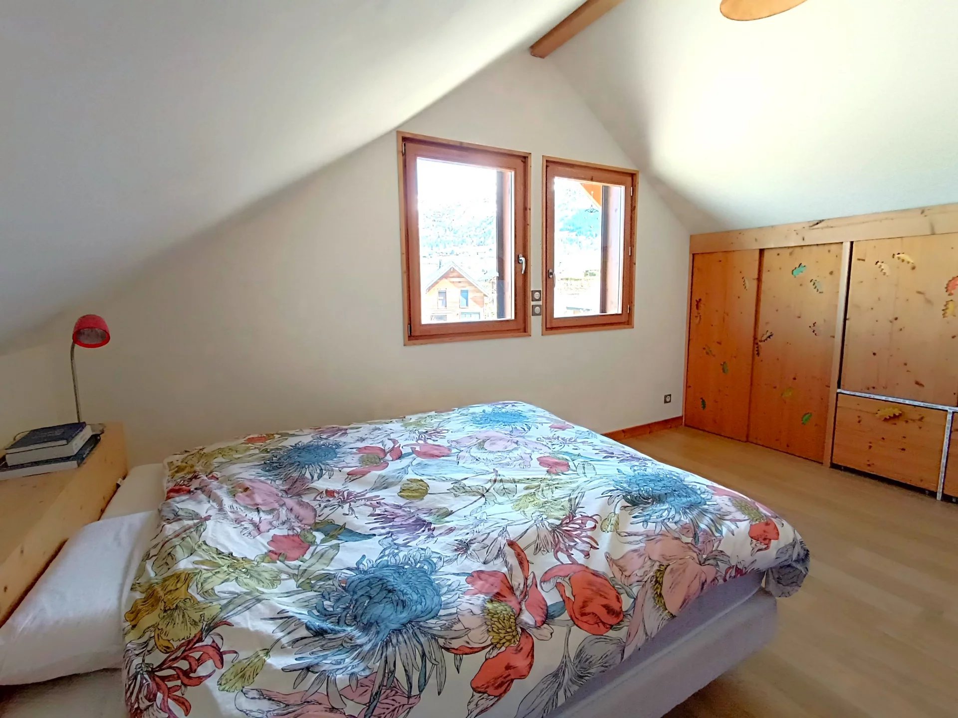 Villard de Lans. Very beautiful 116m2 wooden frame house, with magnificent views of the mountains! Garden and 2 garages.