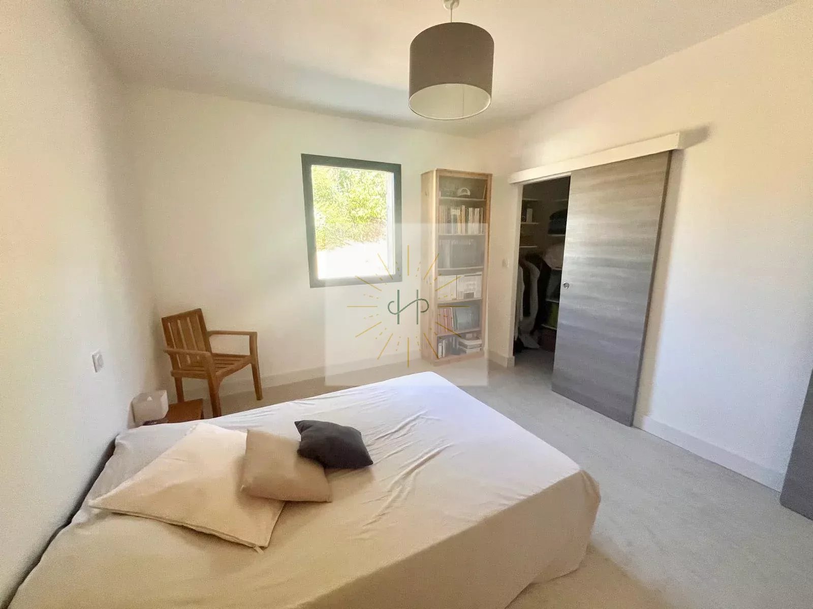 Villa contemporaine de plain-pied avec vue dégagée et piscine
