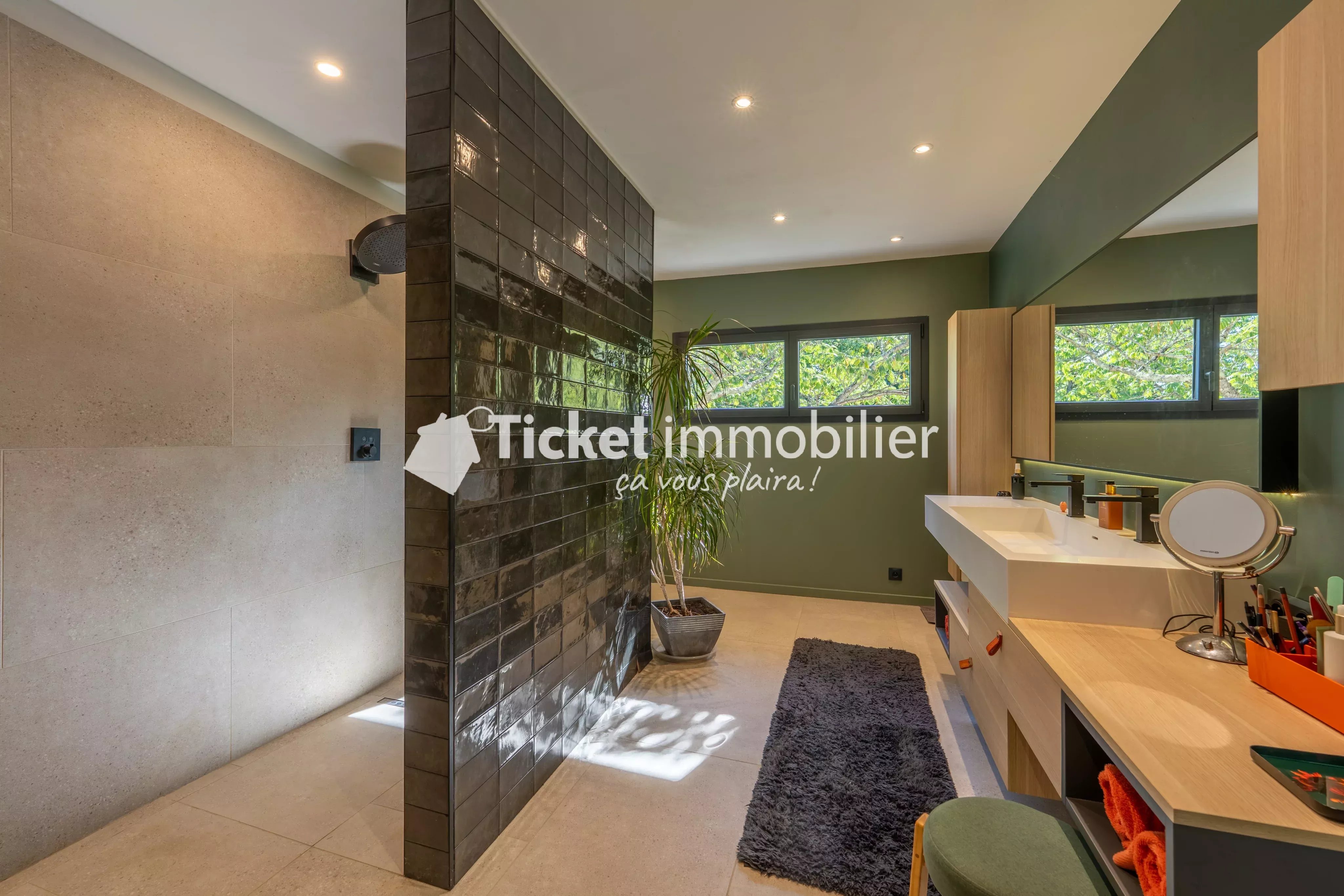 Villa 7 pièces de 304,16m2 avec piscine, carport hors couloir aérien