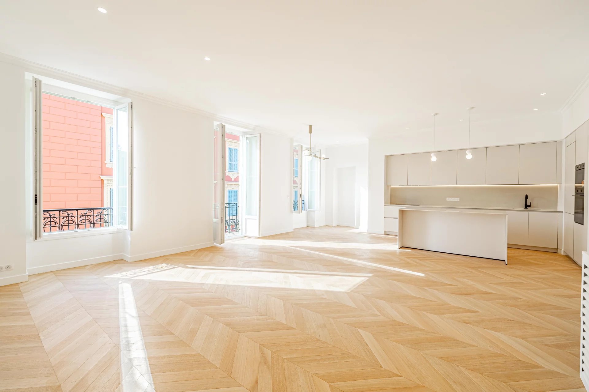 Nice - Le Port - Exceptionnel appartement 4 pièces rénové – Balcon avec vue Port
