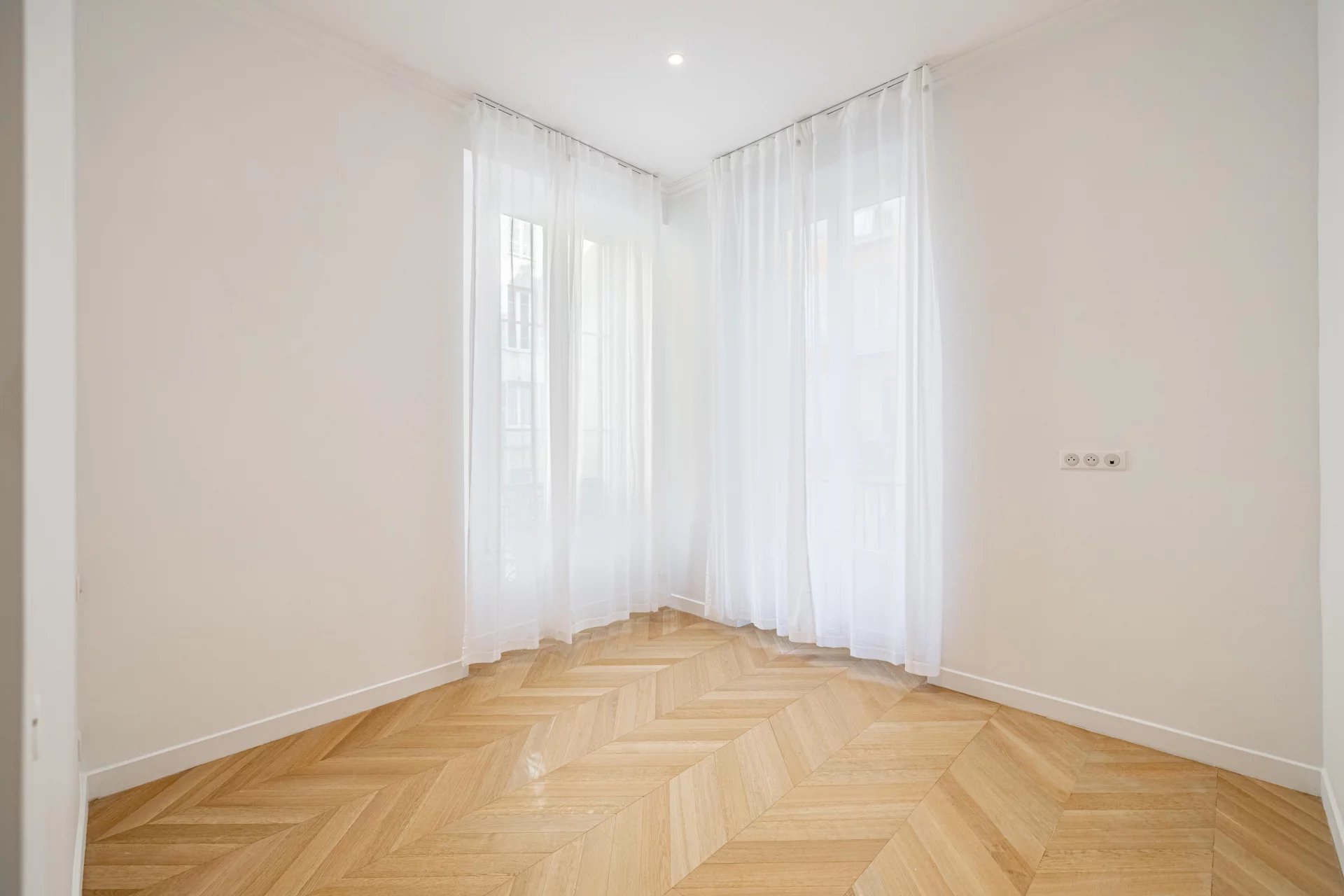Nice - Le Port - Exceptionnel appartement 4 pièces rénové – Balcon avec vue Port