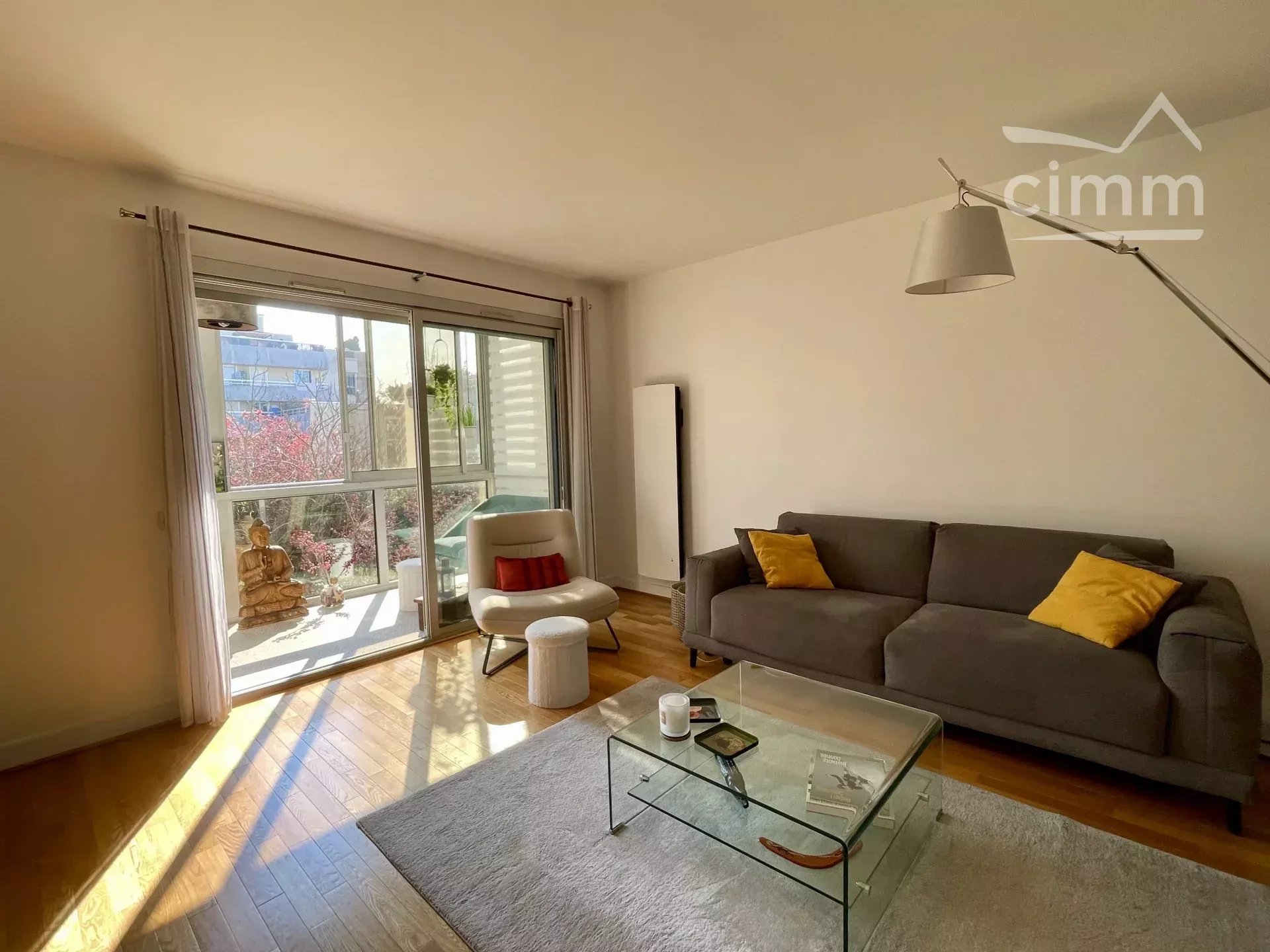 Verdure et beaux volumes pour ce T4 avec loggia, caves et parkings