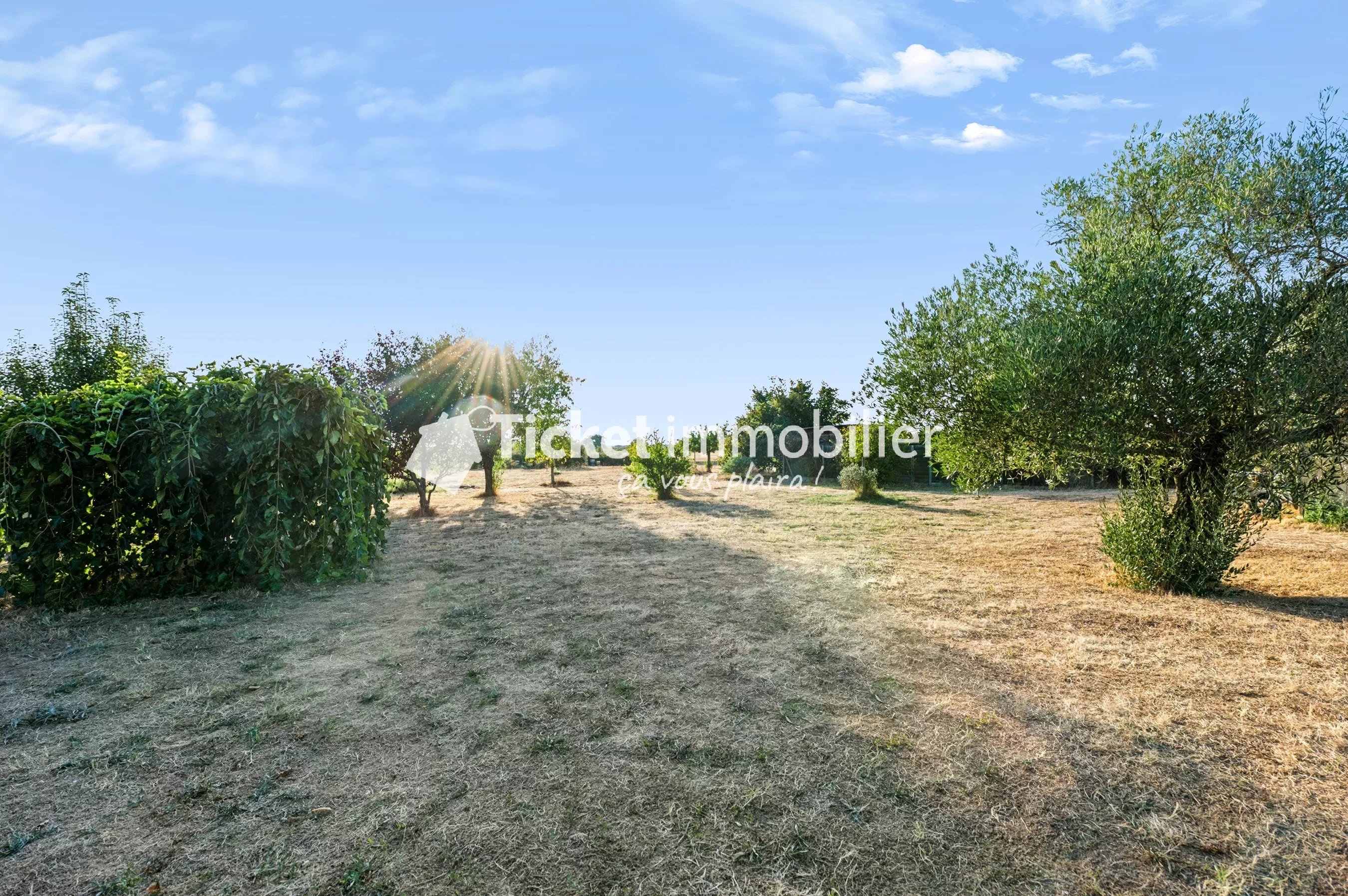 VILLA T6 215m2 TERRAIN 5558m2 CONSTRUCTIBLE, PISCINE AU SEL LINER NEUF, AQUATHERMIE 2 PUITS, 4KW PANNEAUX, DOUBLE VERANDA 72m2, CHAUFFAGE SOL, CAVE A VIN, VUE PYRENEES ETC ...