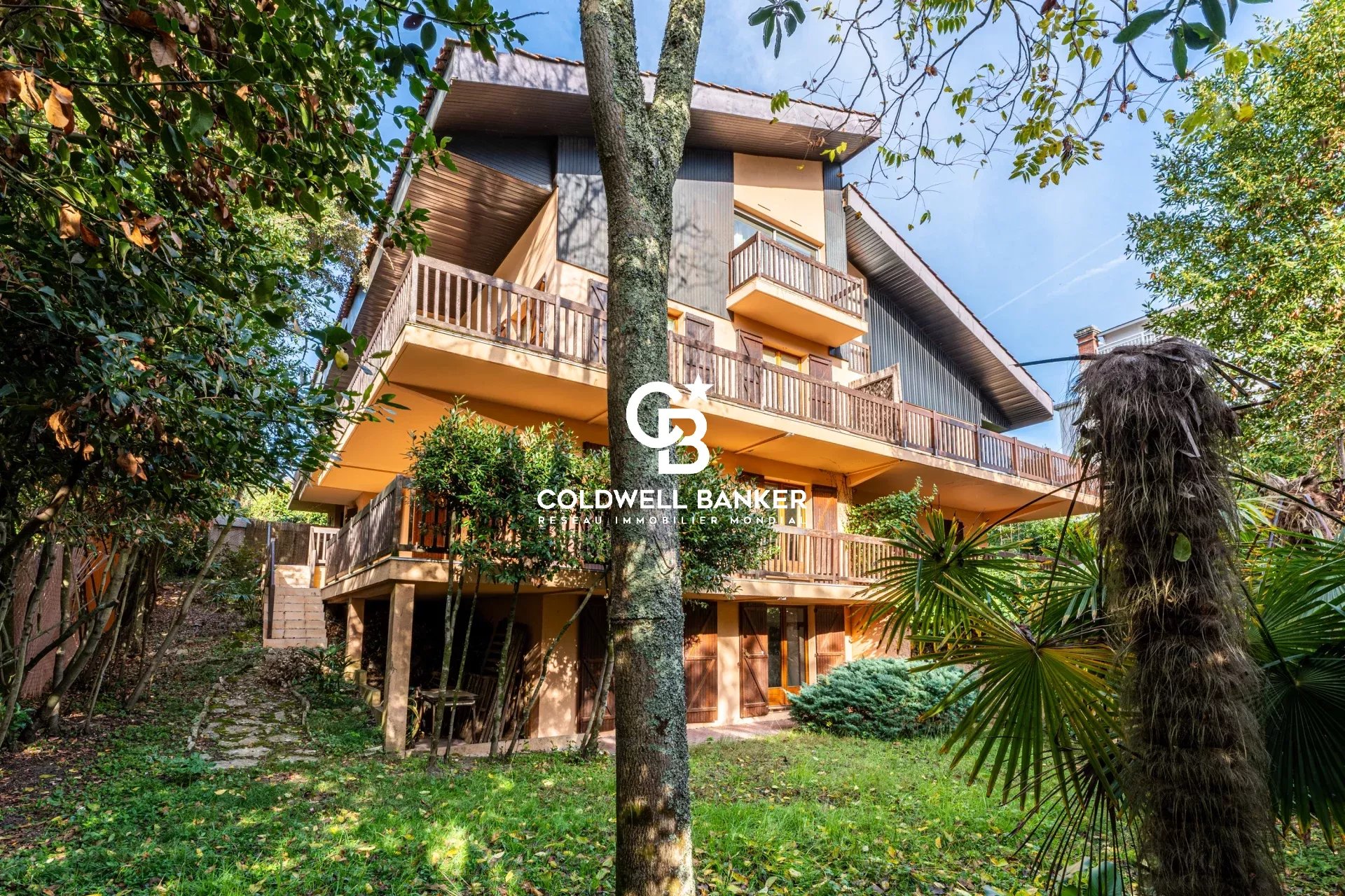 Guesthouse Opportunity – Triplex with 6 Suites – Near Pereire