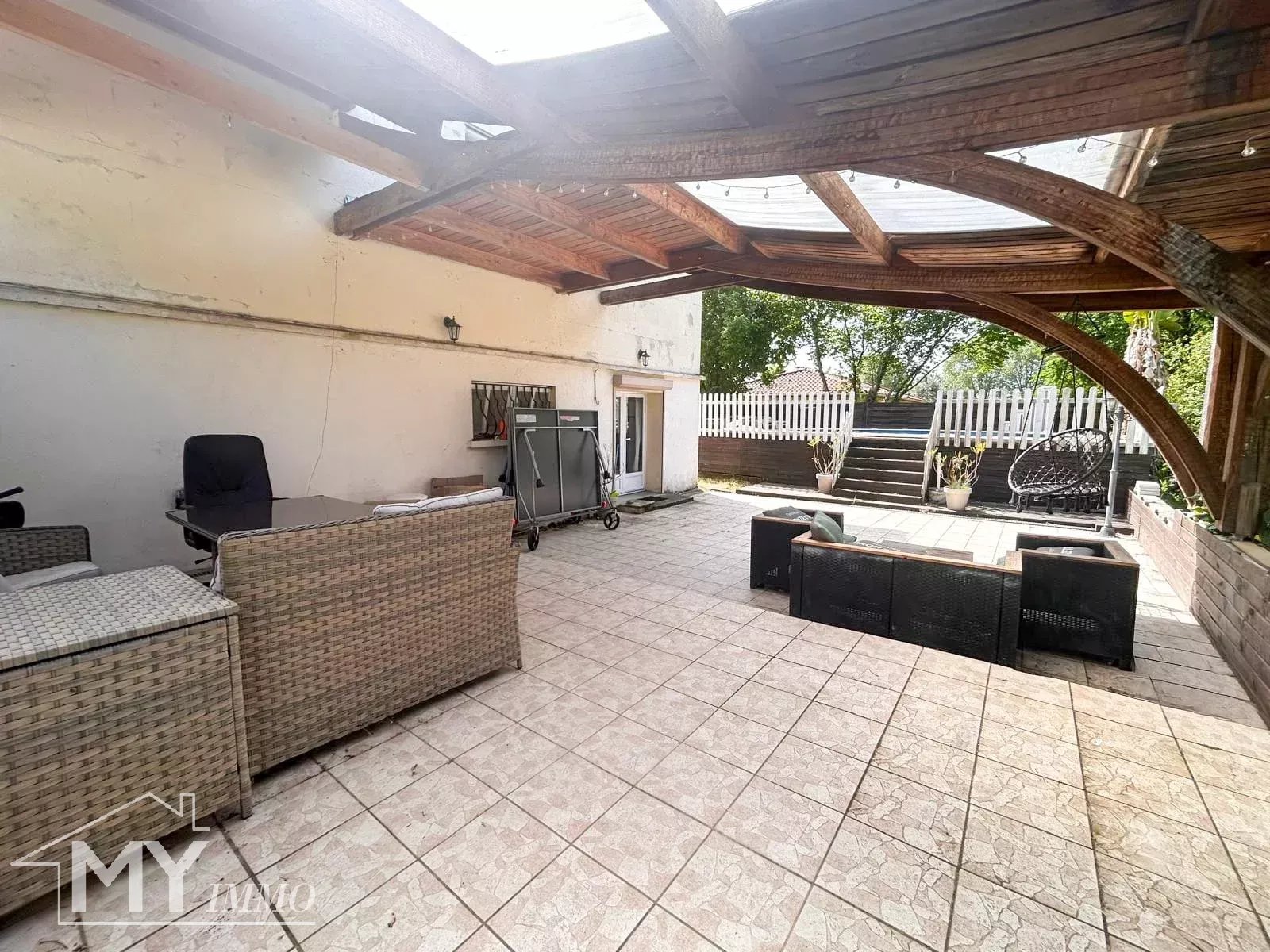 PRIGONRIEUX : Maison familiale avec piscine et grand terrain