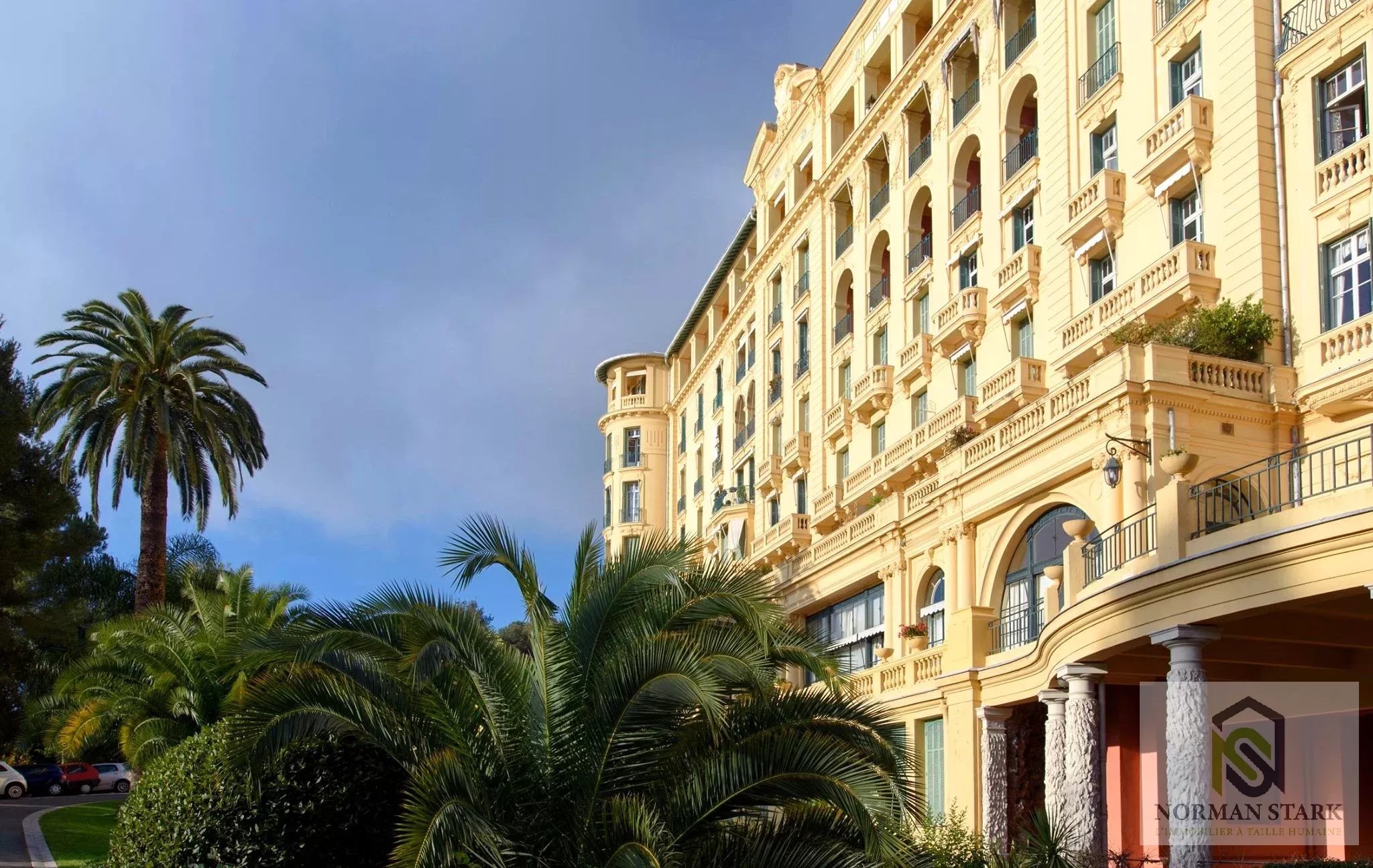 Stunning 132 m² 3-Room Apartment to Renovate in a Prestigious Seafront Palace with Park – Menton
