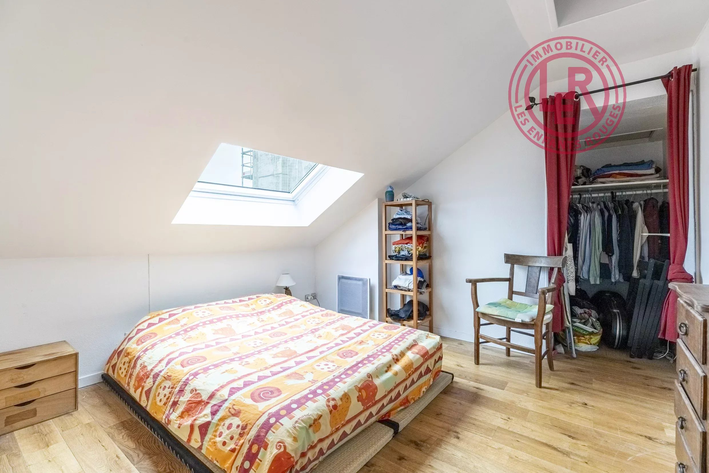 Paris 10th - Rue des Petites Ecuries - Top floor duplex with elevator