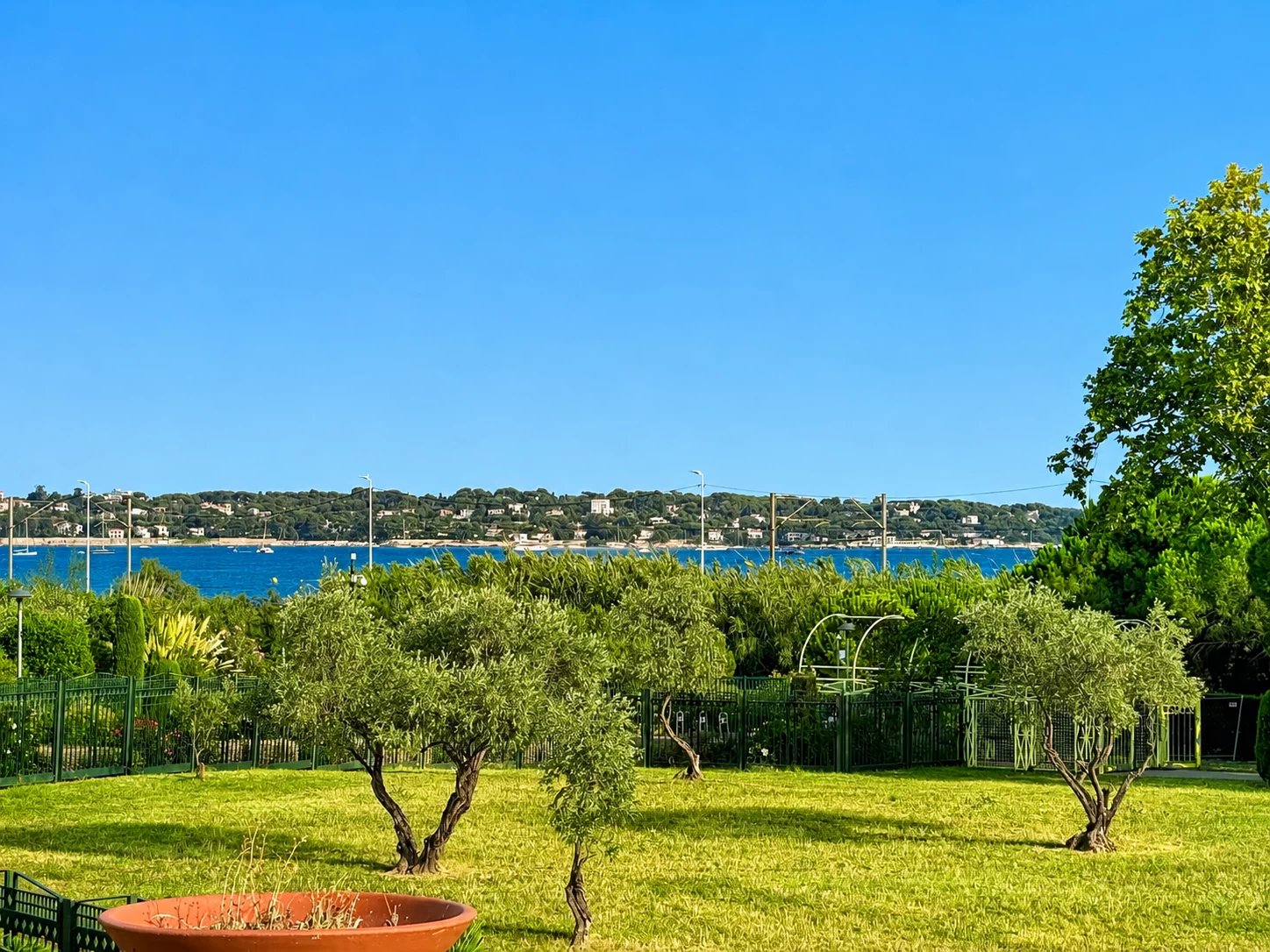 JUAN LES PINS - ENSEMBLE DE DEUX APPARTEMENTS – 102M2 - PISCINE PARC