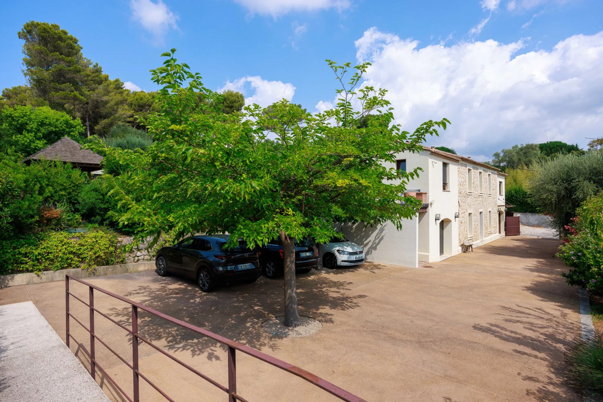 MOUGINS - Élegante bastide renovée de 1887  – Quartier résidentiel au calme à proximité des commerces