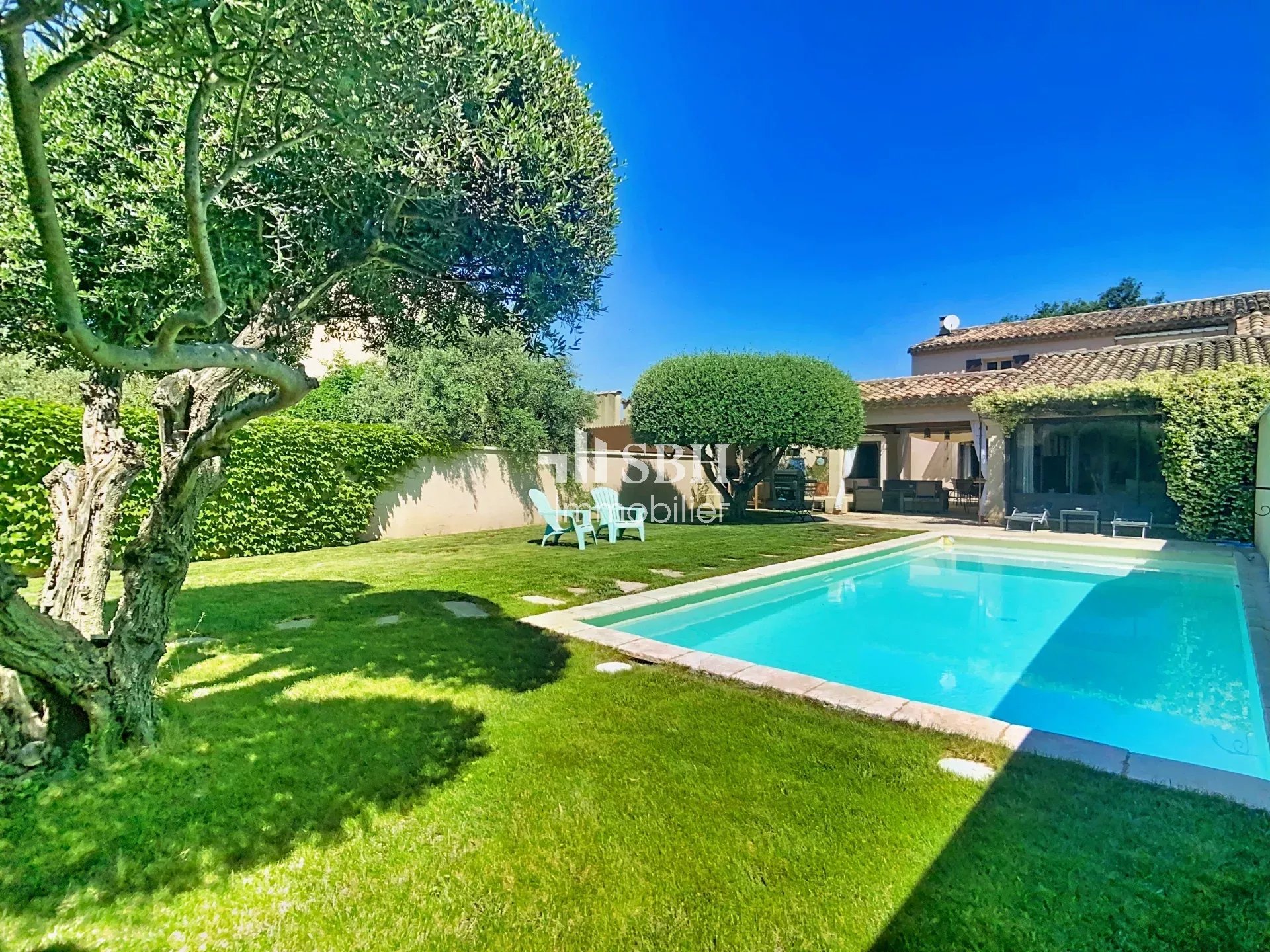 Élégante Propriété avec Piscine à Maubec - Vue Luberon
