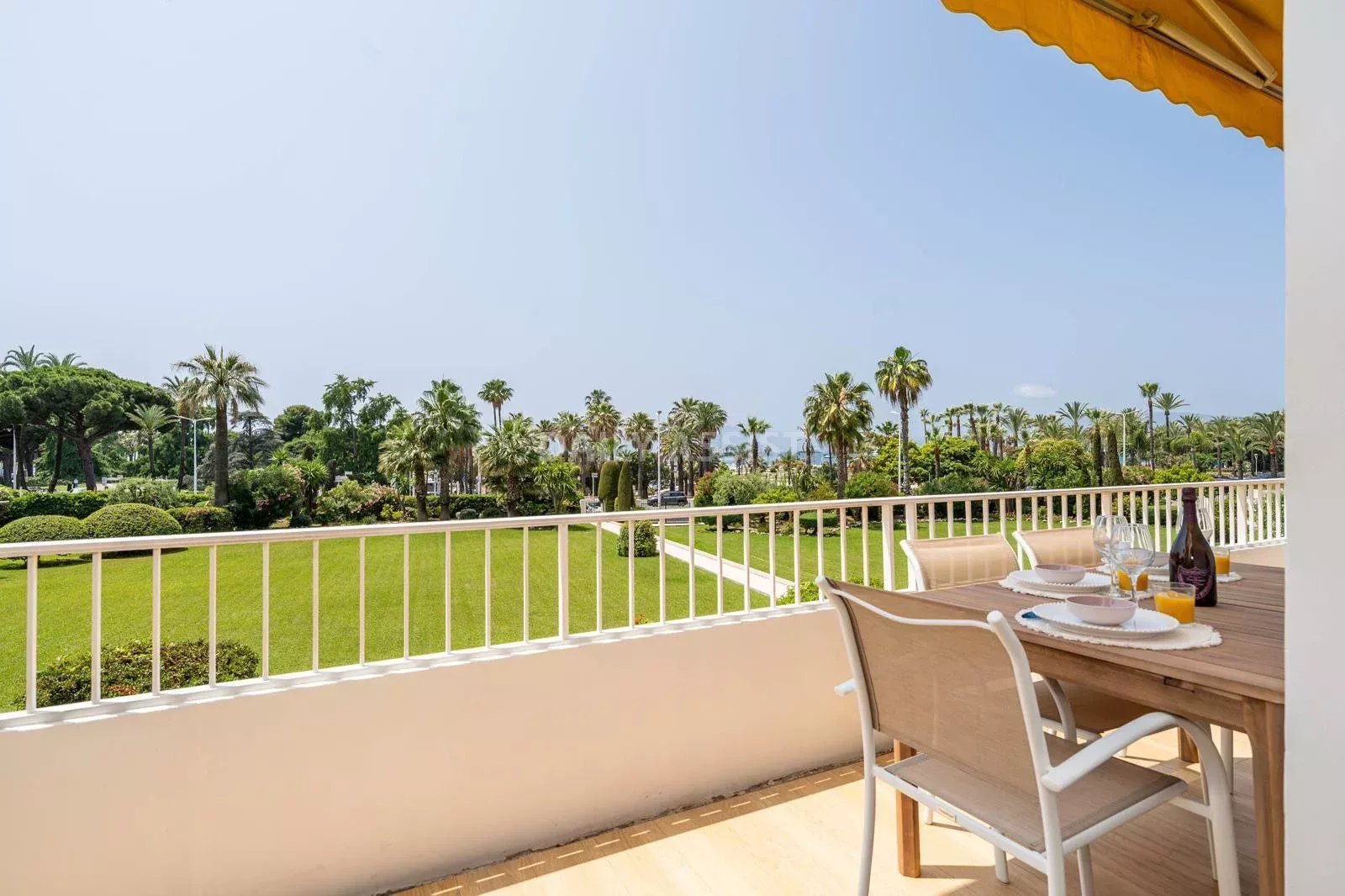 À LOUER – CANNES CROISETTE Appartement 3 pièces rénové avec vue mer – 75 m²