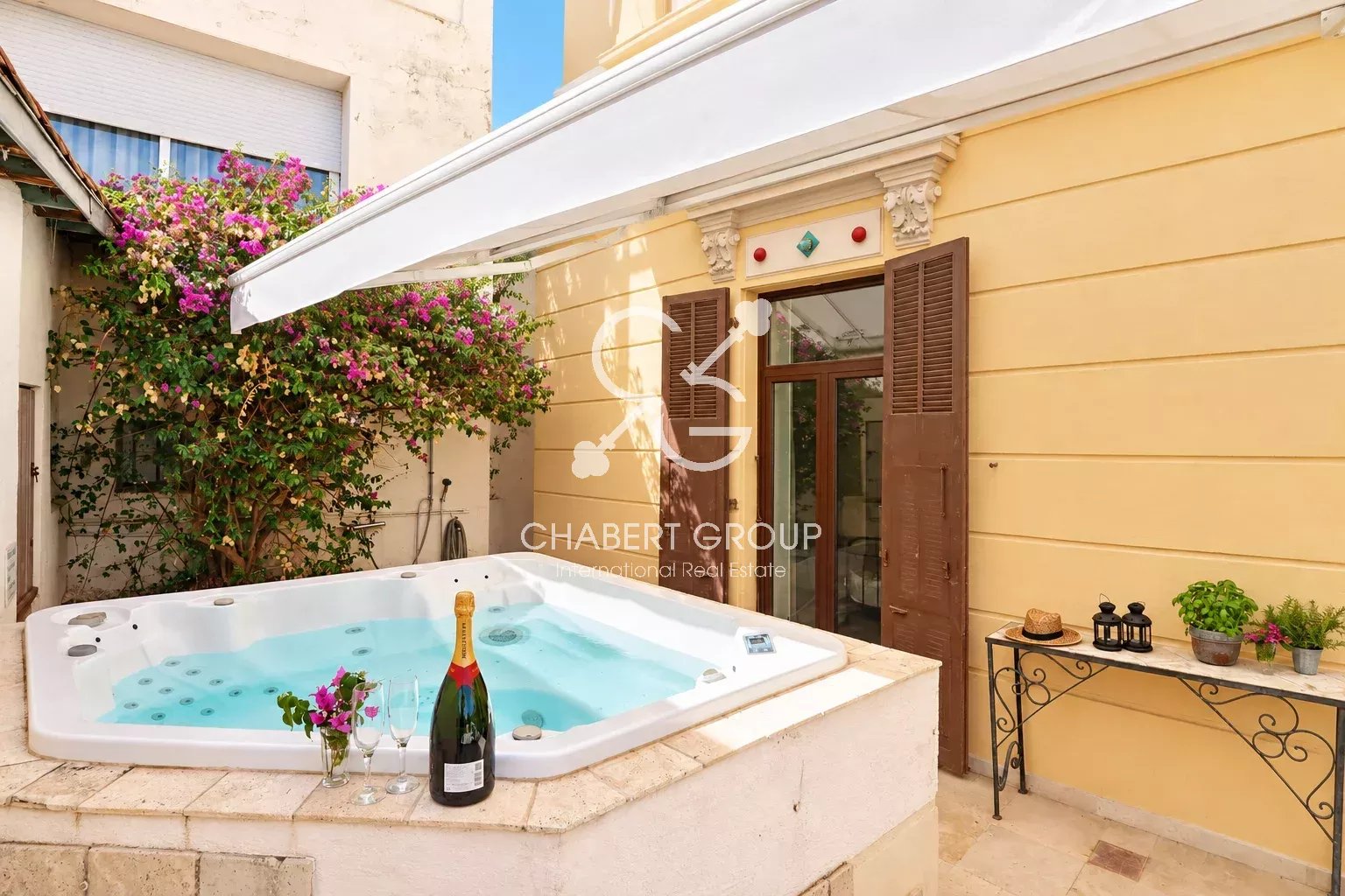 VILLEFRANCHE-SUR-MER – APPARTEMENT – 4 PIÈCES – 85 M² – TERRASSE DE 95 M² – STUDIO INDÉPENDANT DE 33 M² - GARAGE