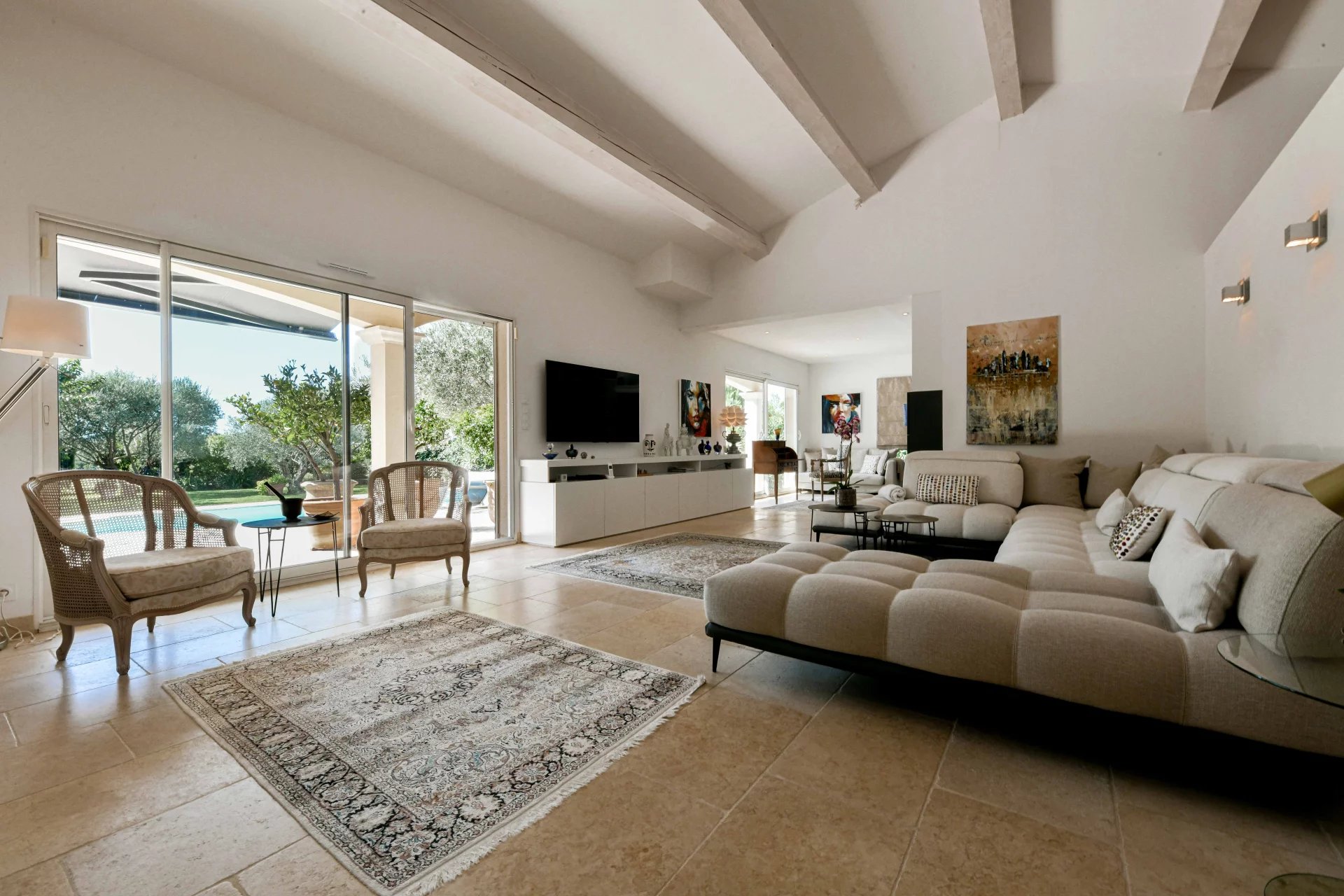Elegant Single-Storey Property of 196 m² with Pool