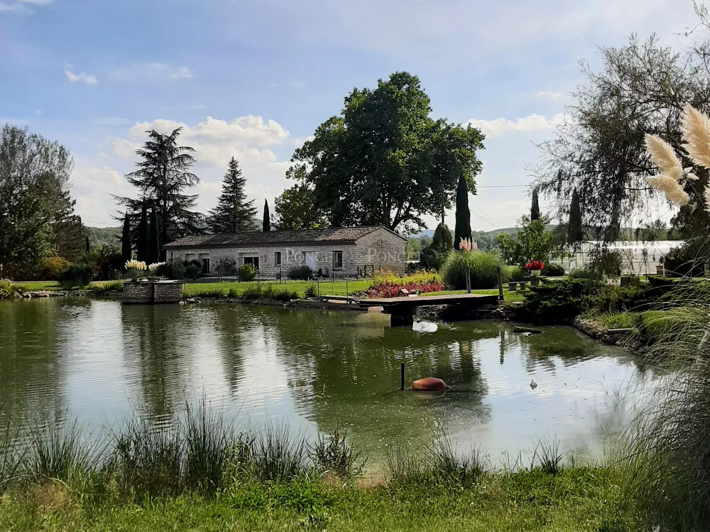 3 maisons sur une vaste propriété de 8 hectares